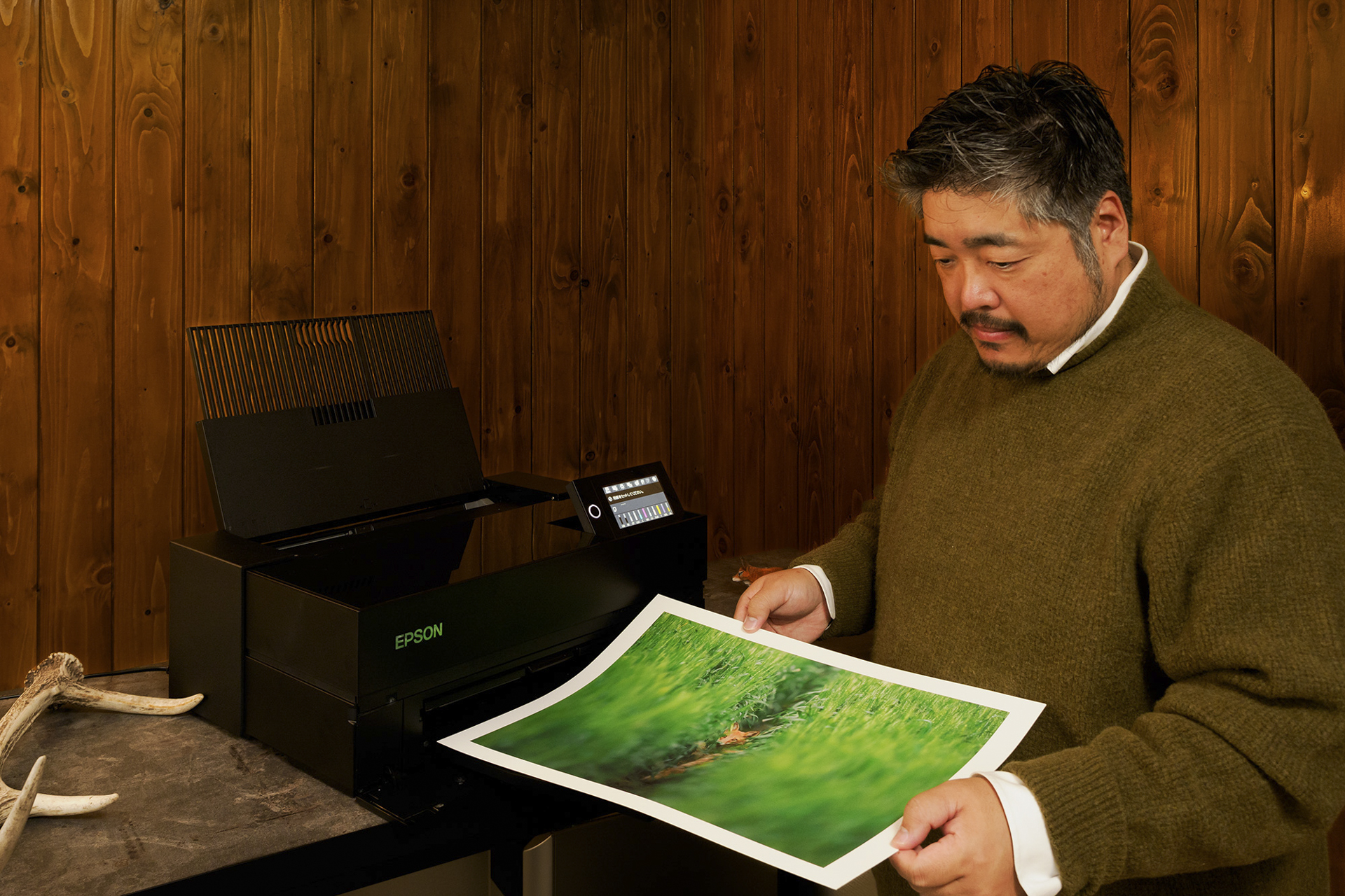 スタジオやアトリエをスタイリッシュなデザインで彩るSC-PX1V。透明カバーで内部の動作が確認でき、角度のついた液晶パネルも大型で見やすい。会話のできるプリンターは、その描写力も極上だ