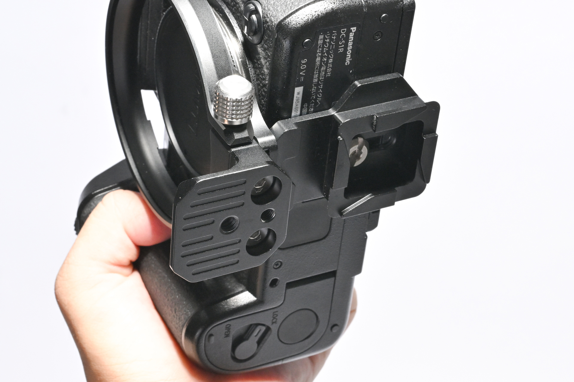 カメラプレートをカメラボディの三脚穴に装着。もうひとつは雲台に取り付けて使用する。