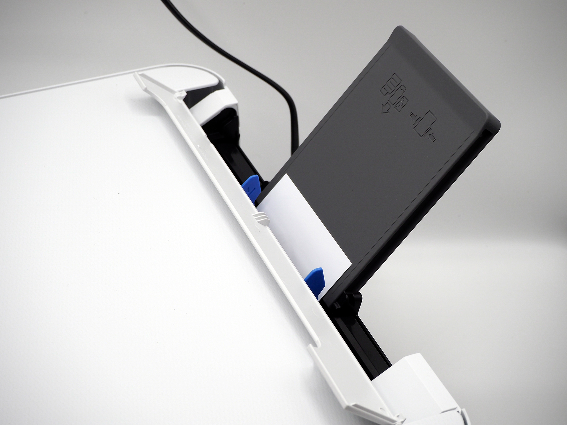 給紙は背面のみ