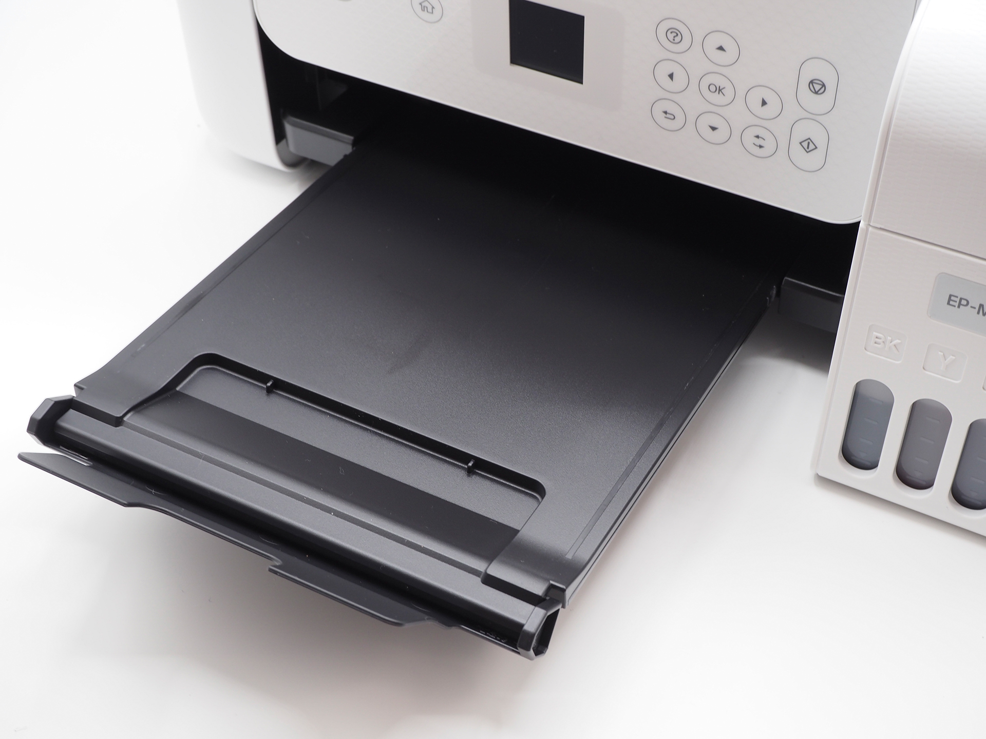 前面の紙受けは手動で引き出す方式