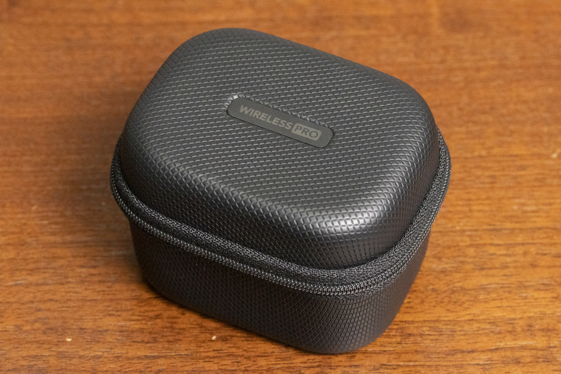 バッテリー内蔵のケース。トランスミッターとレシーバーを2回ほど充電できる容量がある