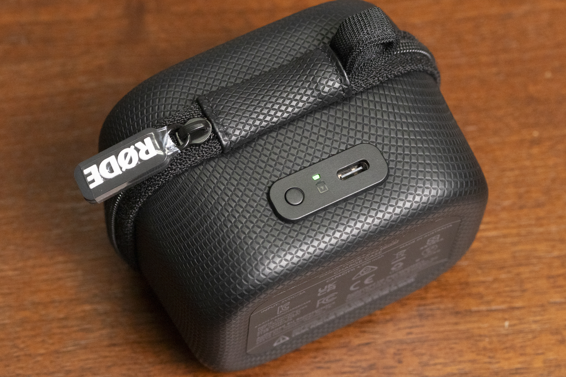 ケースには充電とPC接続のためにUSB Type-C端子を備えている