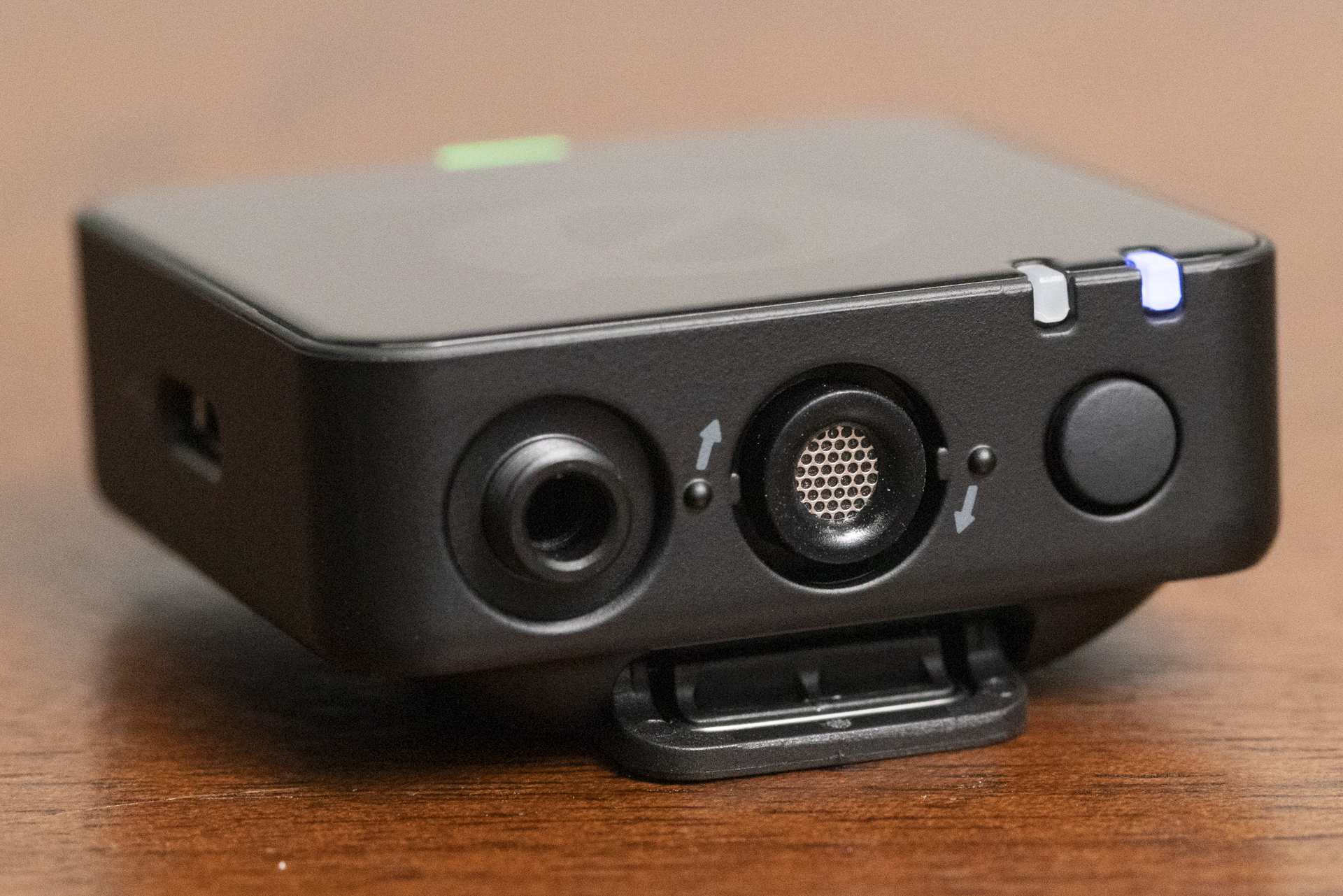 上向きにマイクを内蔵している。左はマイク端子、右はオンボード録音の開始ボタン