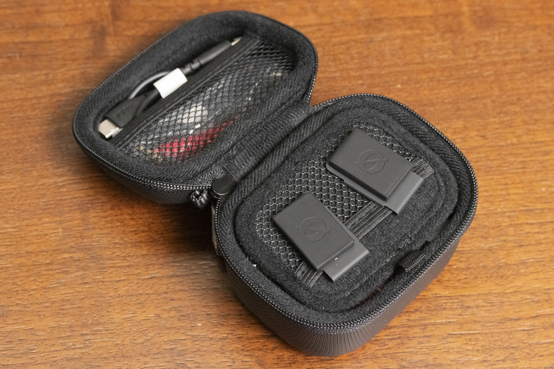 アクセサリーは充電ケースと同じサイズのケースにまとまっている