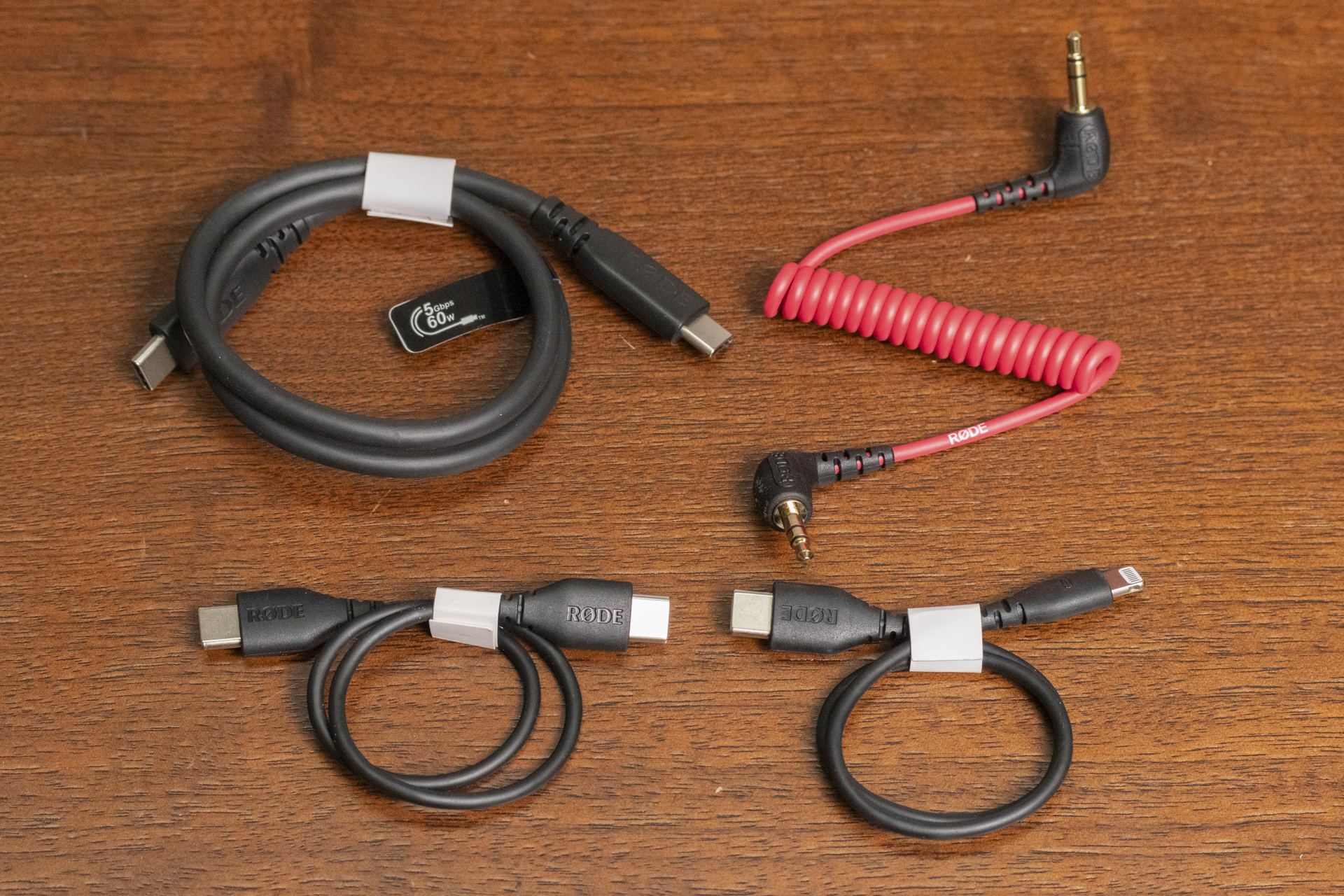 ケーブルはUSB Type-CやLightningのほか、アナログ用のケーブルが付属