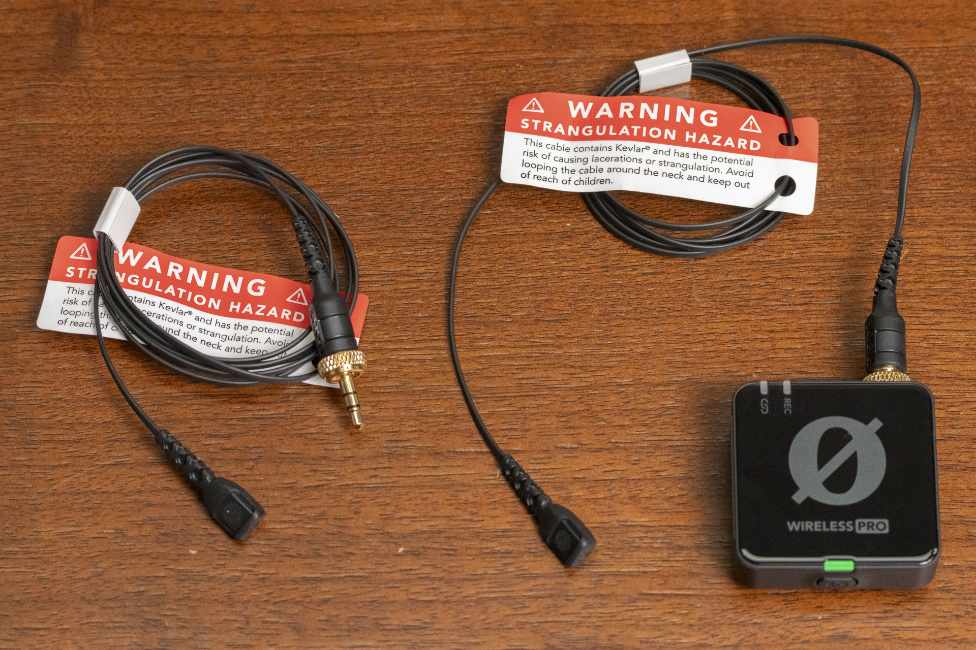 ラベリアマイクは小型で目立ちにくい。トランスミッターにもしっかり固定できる