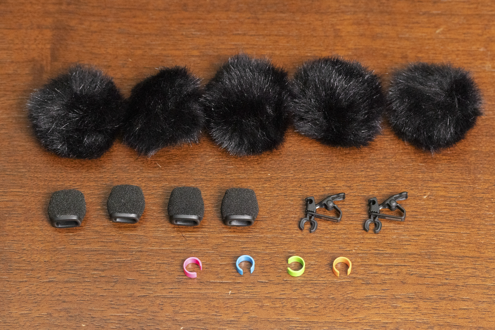 ウィンドジャマーはトランスミッター用とラベリアマイク用が付属。スポンジの風防はラベリアマイク用だ。マイクコードの根本に付けられるカラーのリングもある