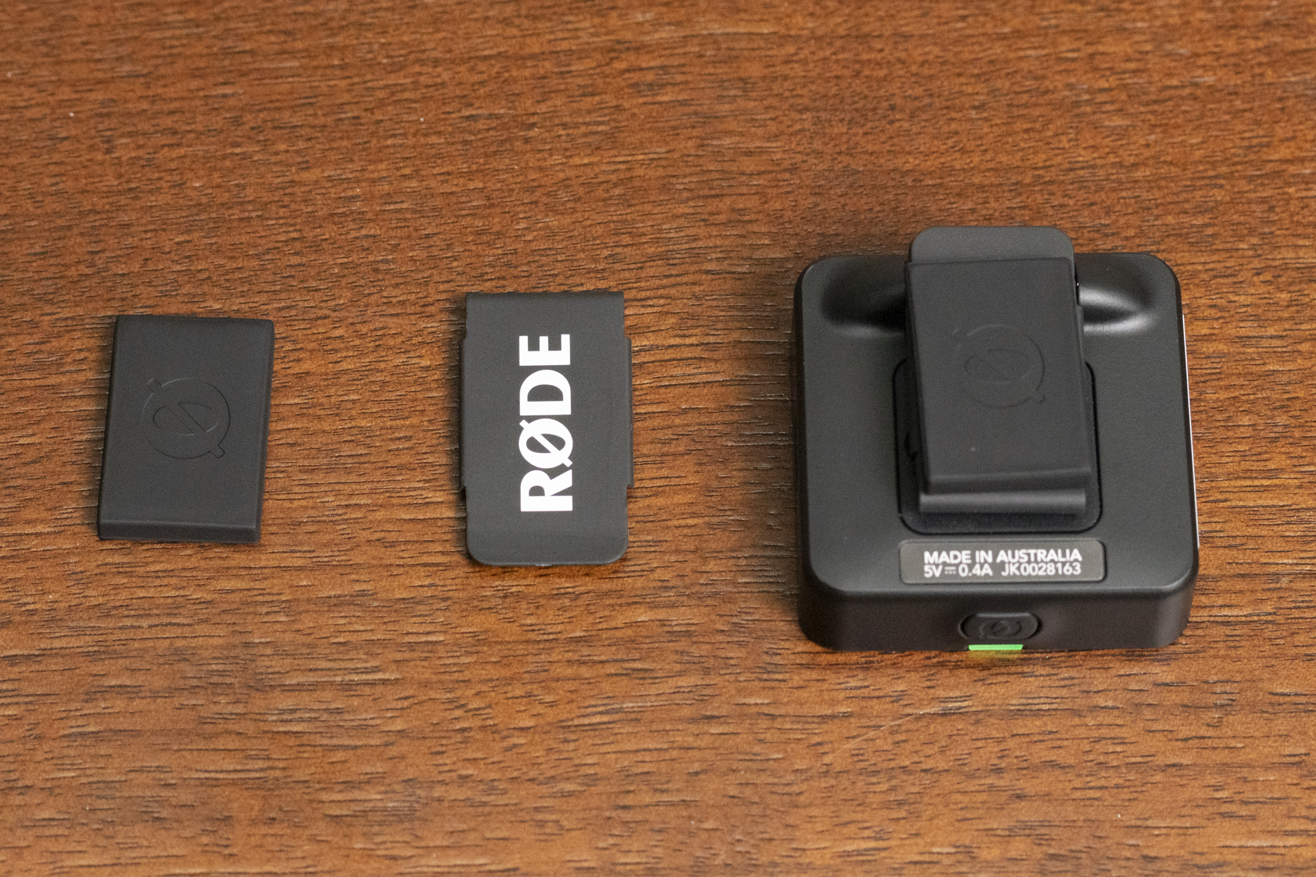 クリップには付属の鉄板を付けると磁石で服などに装着できる