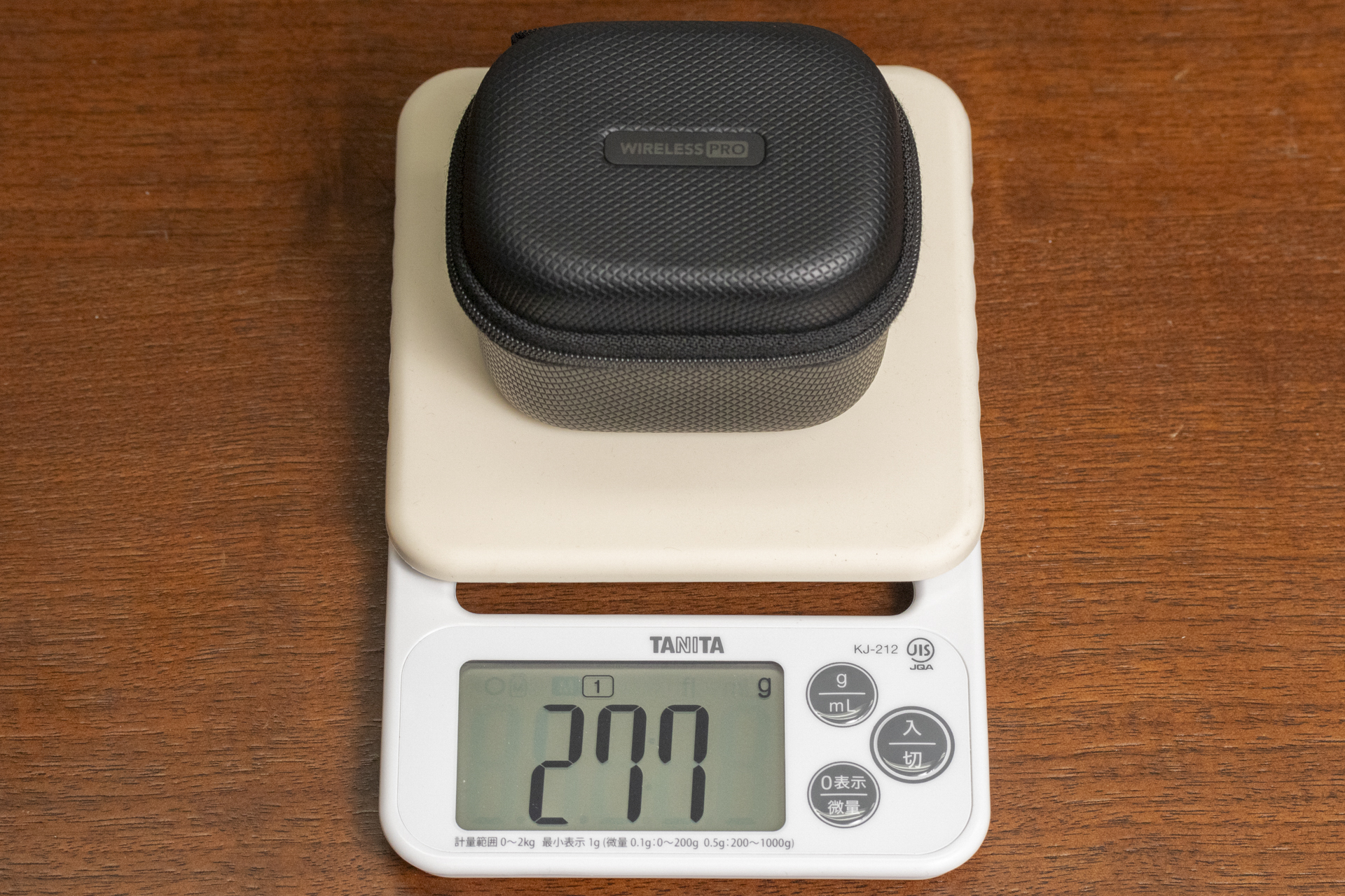 トランスミッター×2、レシーバー、ケースの重さは277gと軽量だ