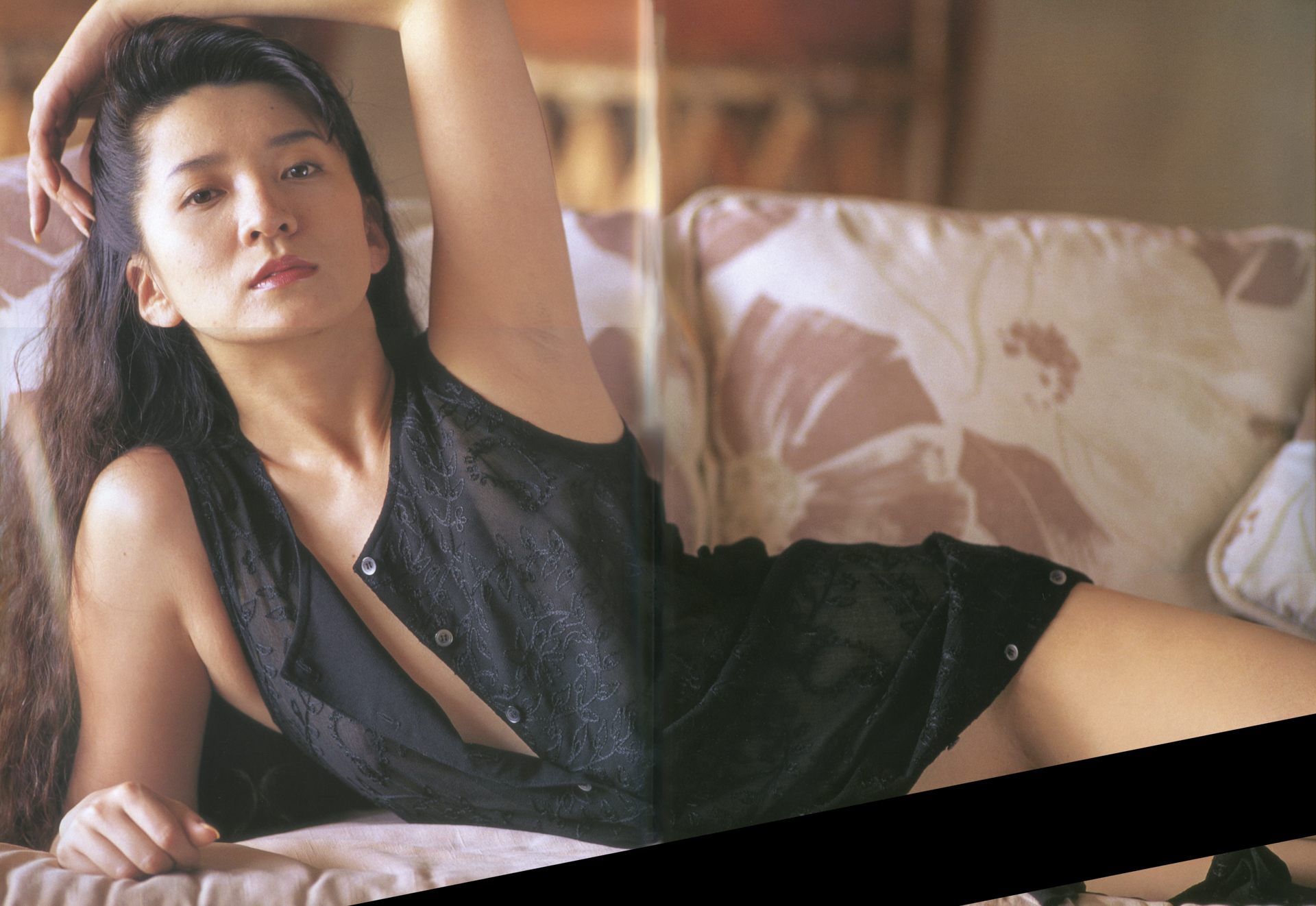 横須賀昌美写真集「熱愛」より