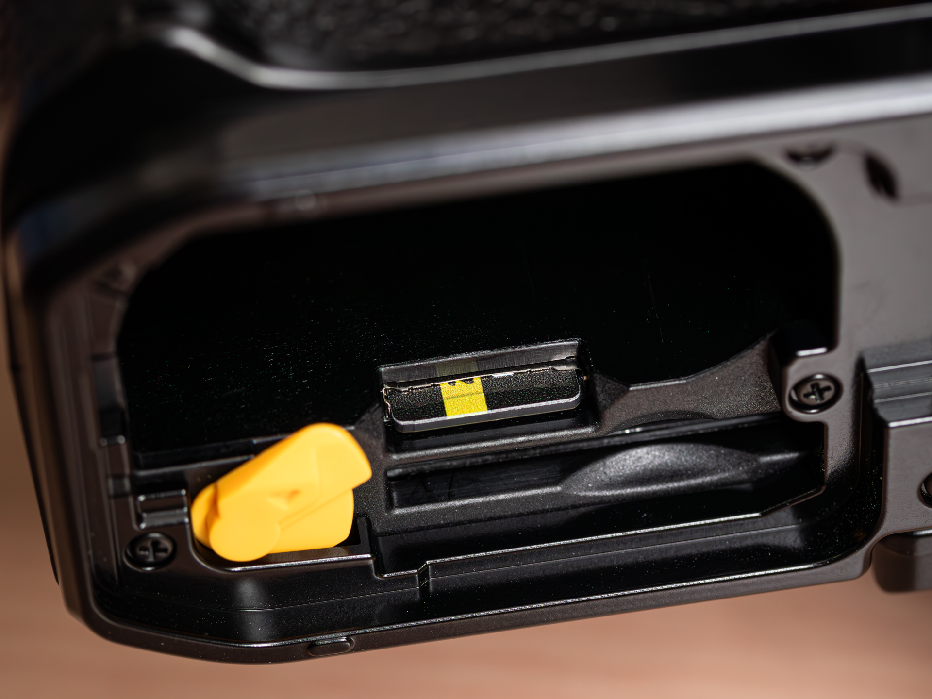 ちなみに、microSDメモリーカードを出し入れするためにはバッテリーを取り出す必要がある