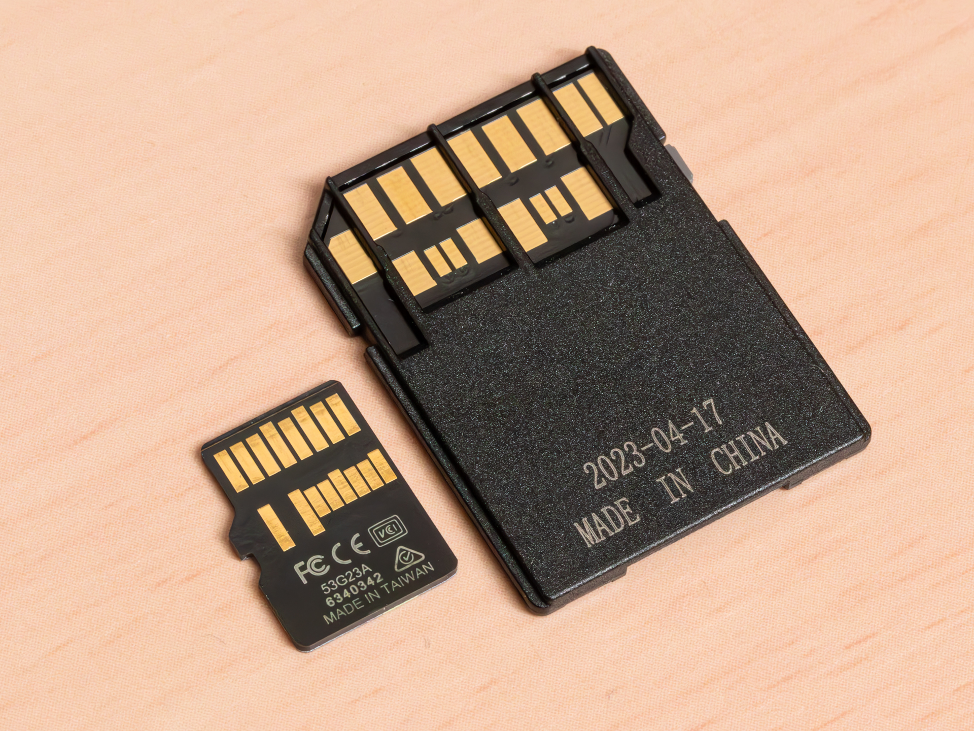 いずれもUHS-II対応なので端子は2列になっている