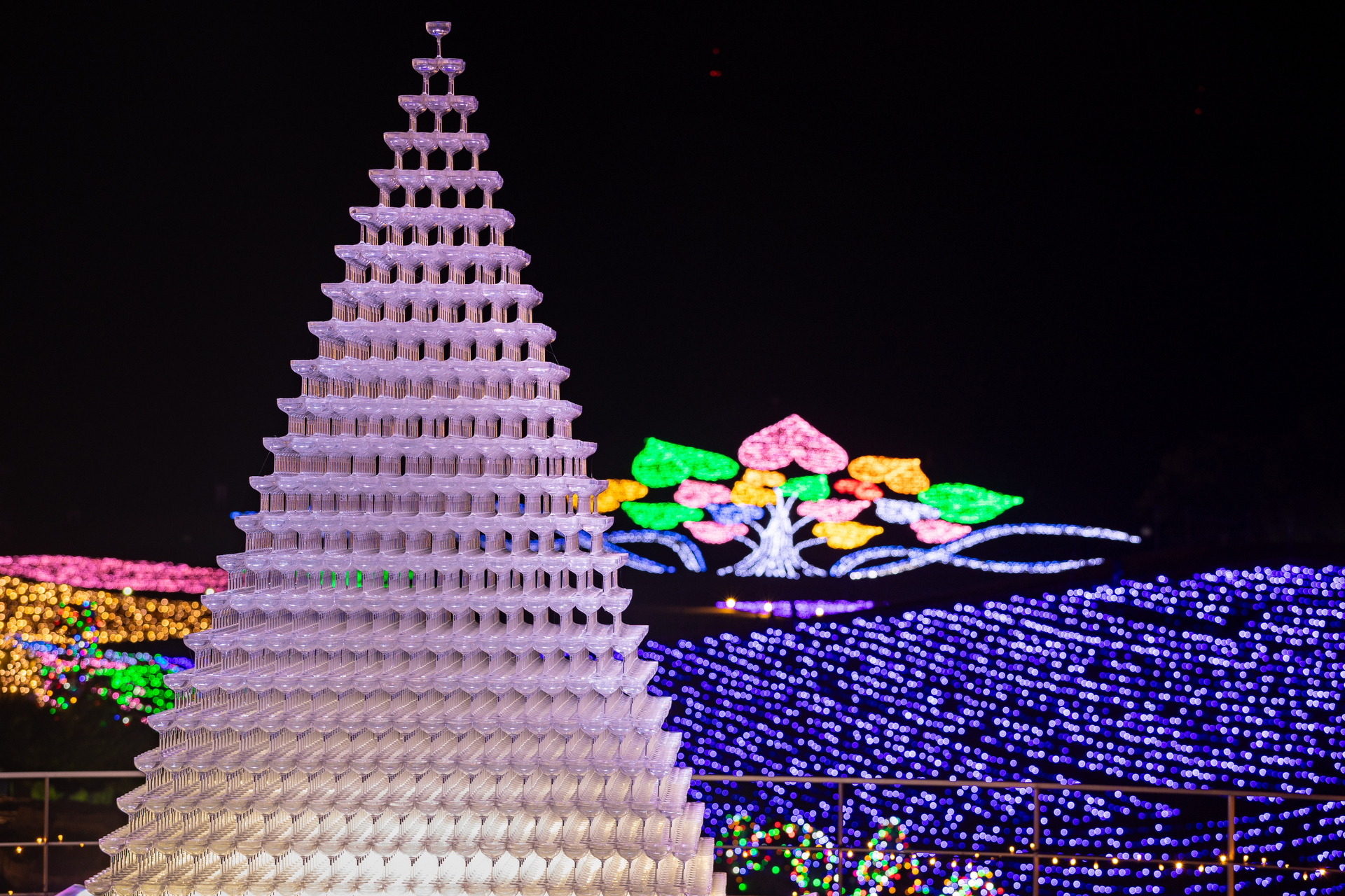 シャンパングラスタワー