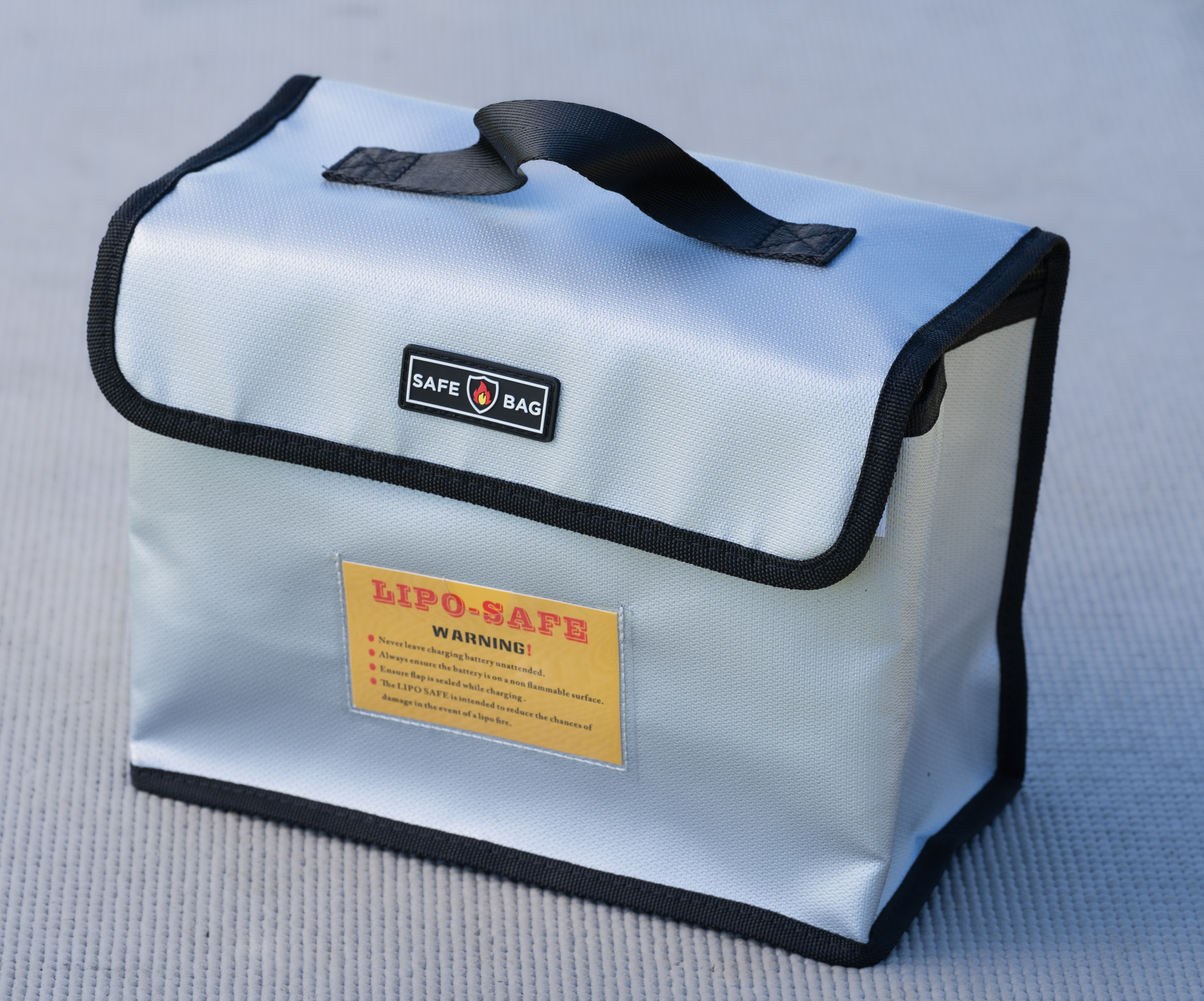 外形寸法は25×19×13cm