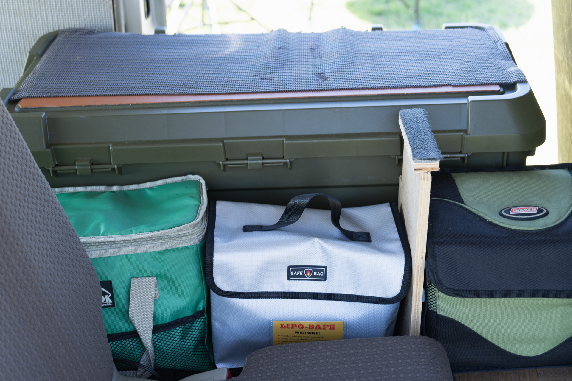 車内に置くとこんな感じで大きさは手頃。リチウムポリマーバッテリーだけをまとめて入れておくことにした