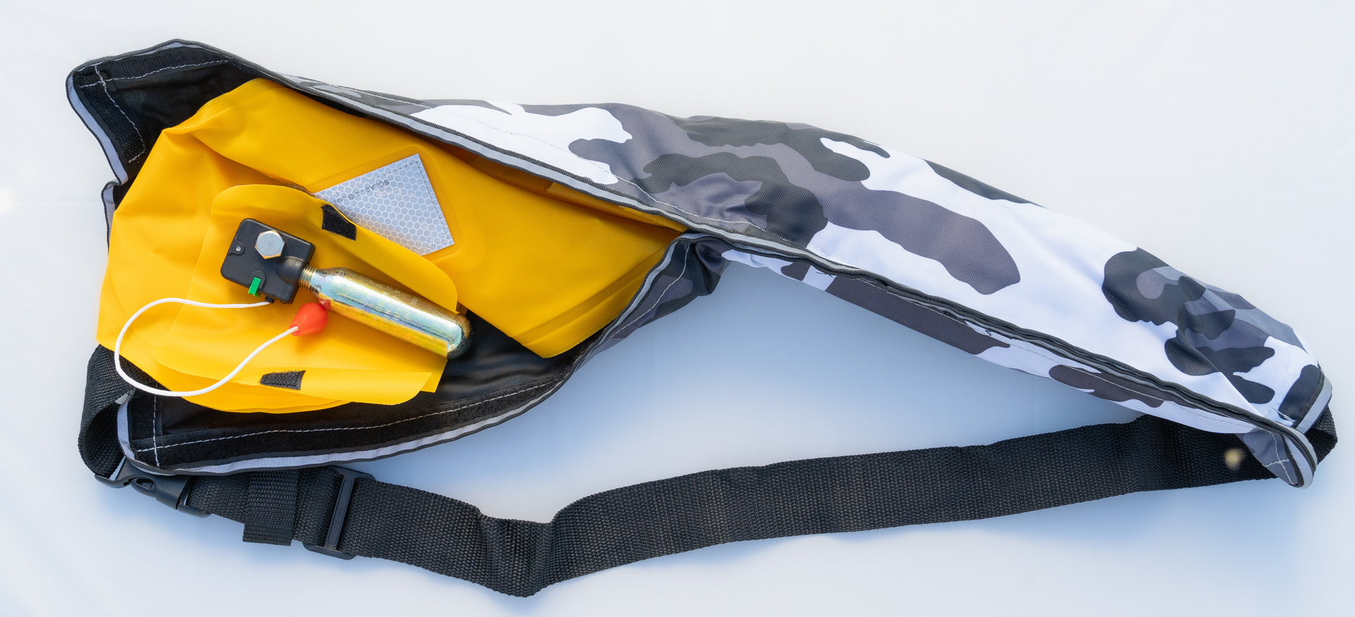 ベルトの中に炭酸ガスボンベと浮袋が仕込まれている。お値段もリーズナブル