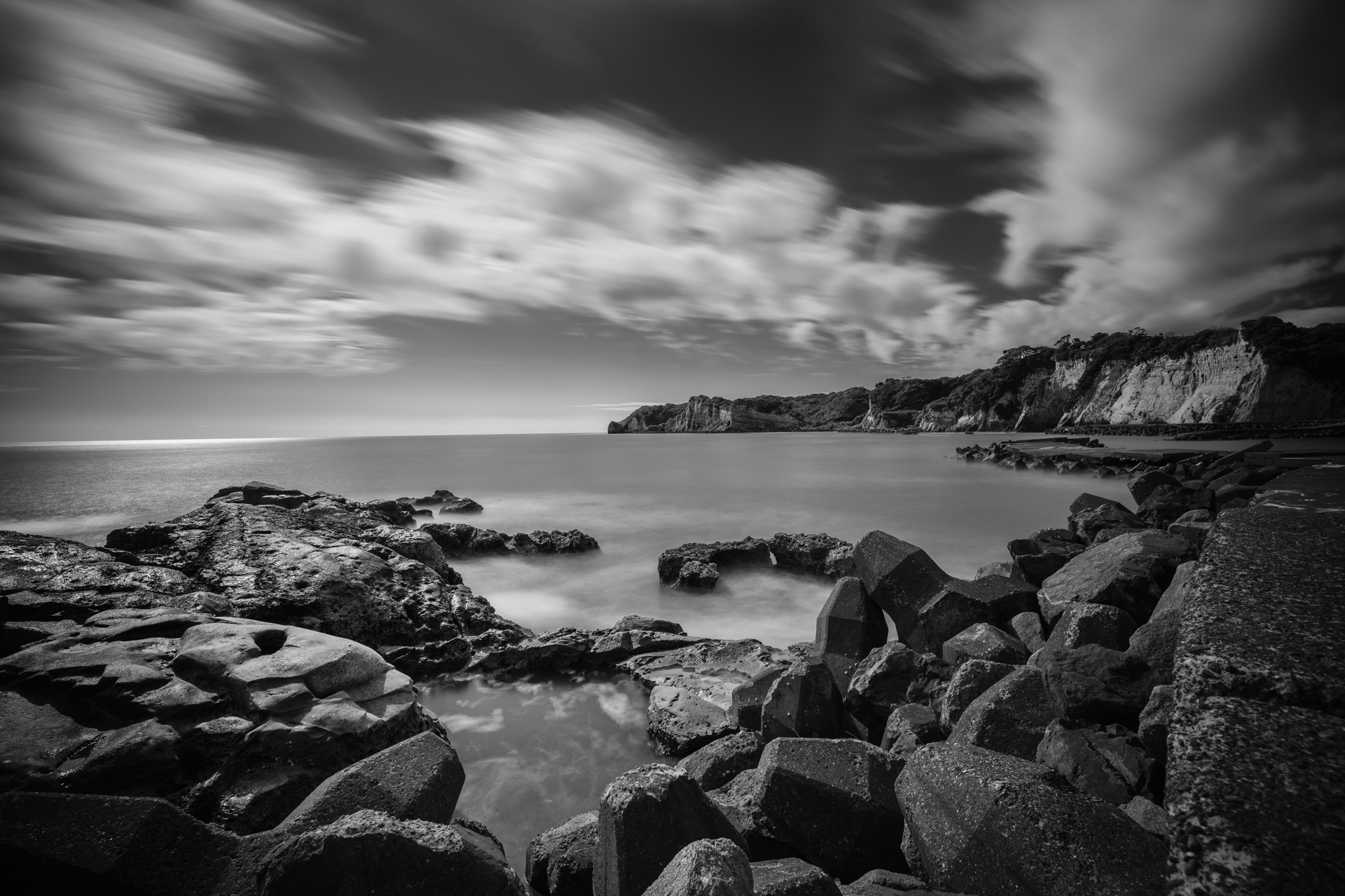 こういう作品を撮りに行く時の必需品なのです。波が穏やかに見える日も千波万波などと言われ突然大波が来ることがあるのですよ。それで海に飲み込まれてしまった時の備えというわけです