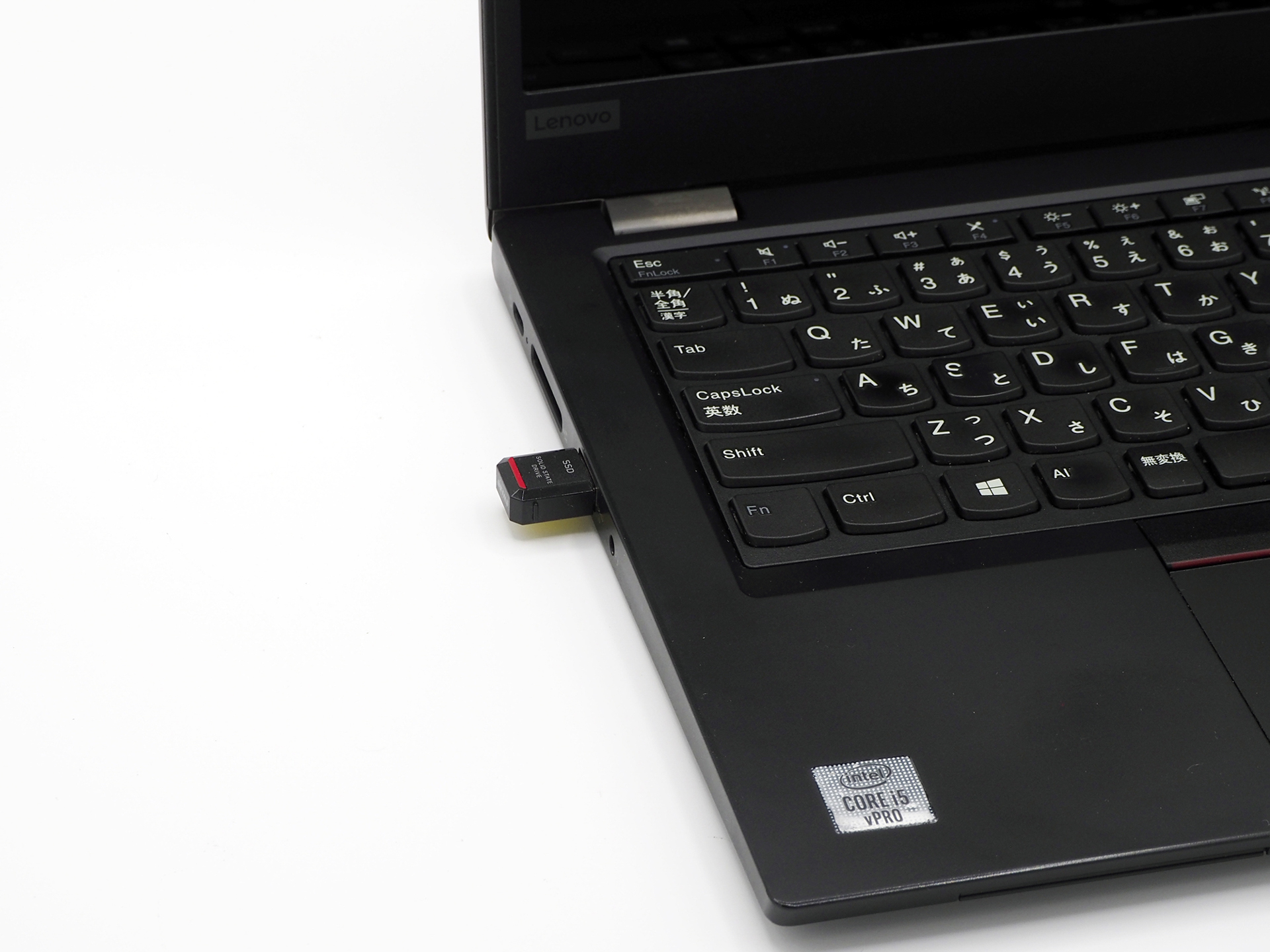 ノートPCに装着。見た目はSSDではなくUSBフラッシュメモリーのようだ