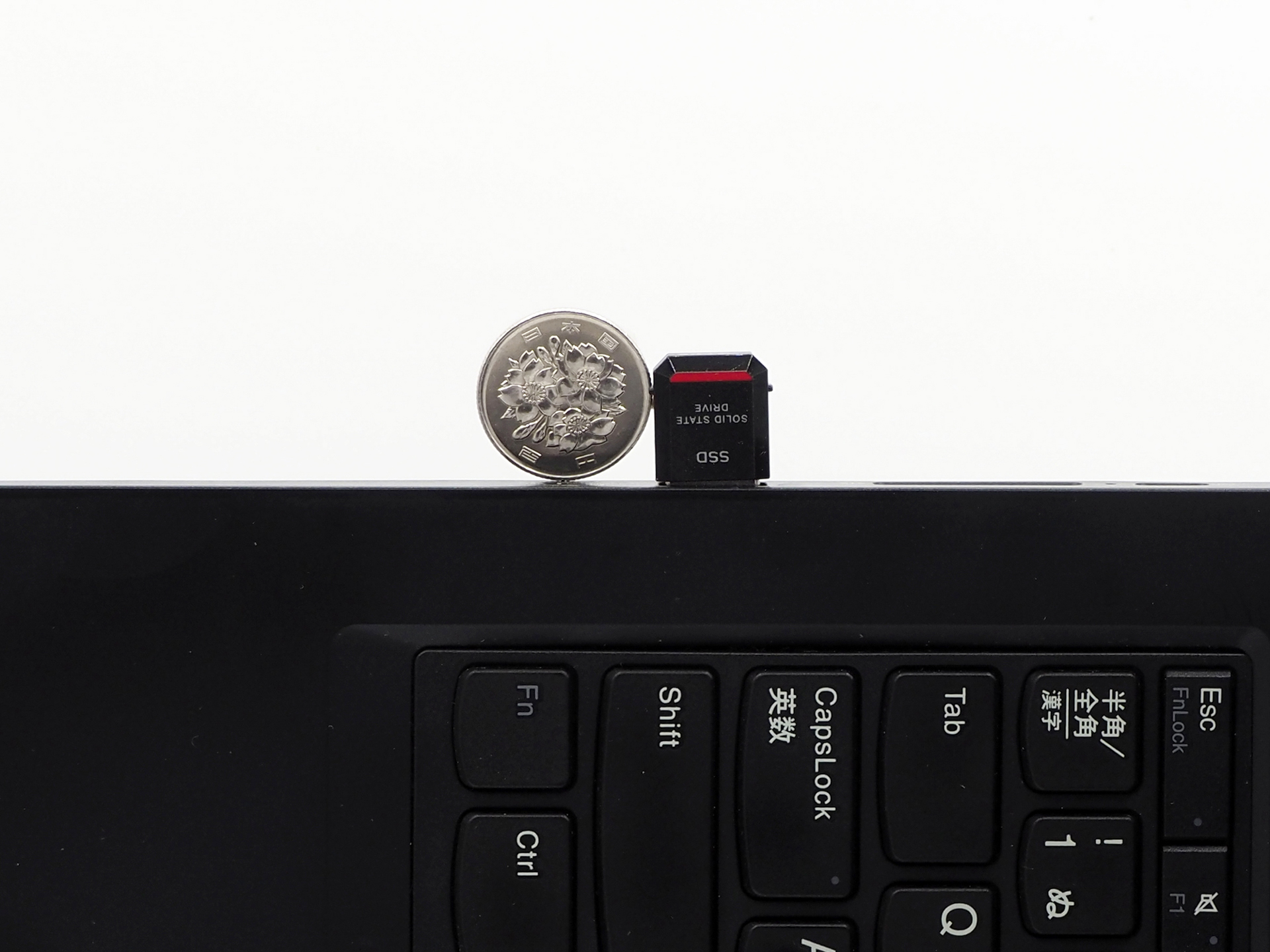 飛び出し部は100円玉より短い