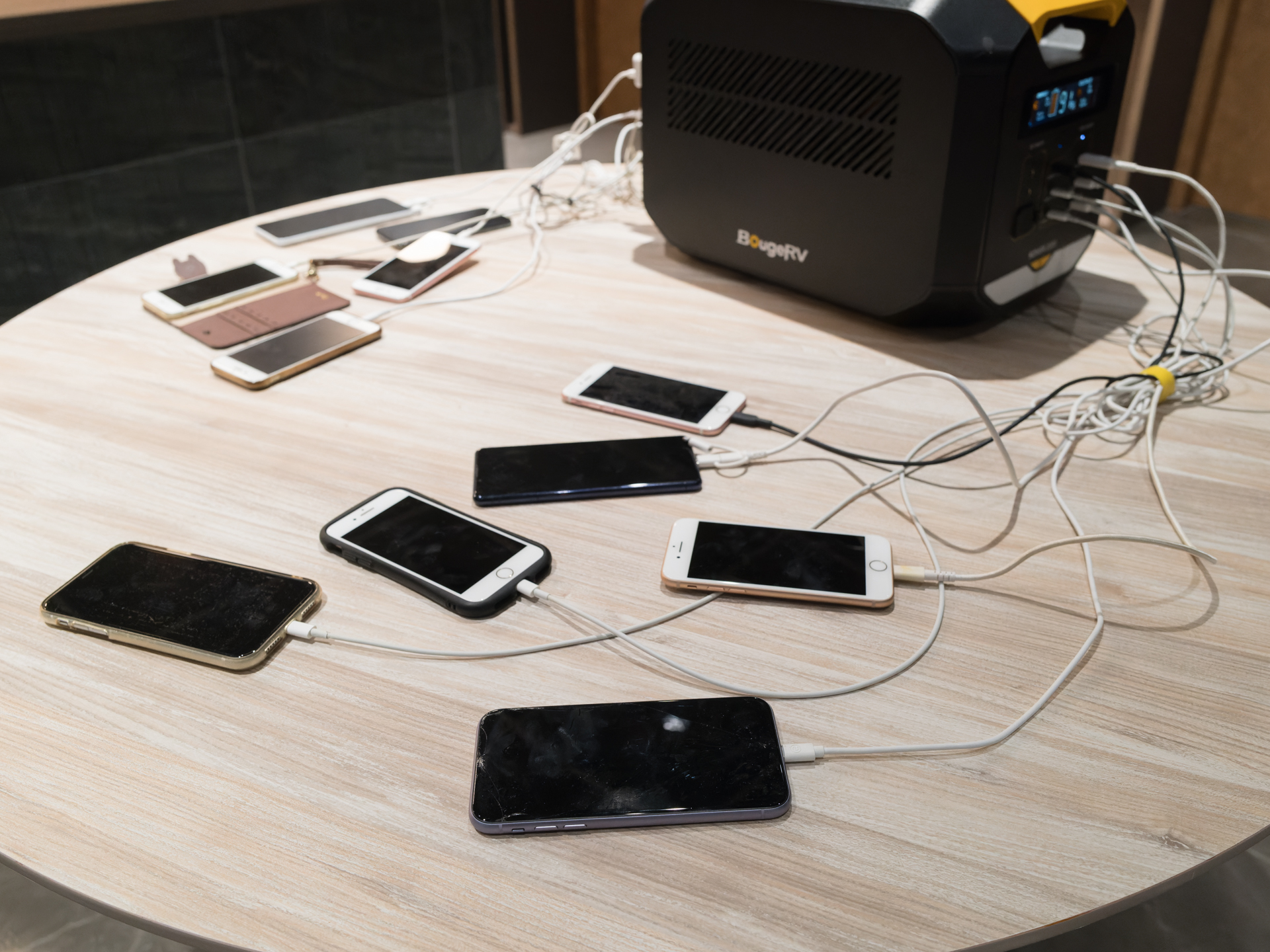 出力端子の多さを活かし、スマートフォン11台を同時に充電するデモ