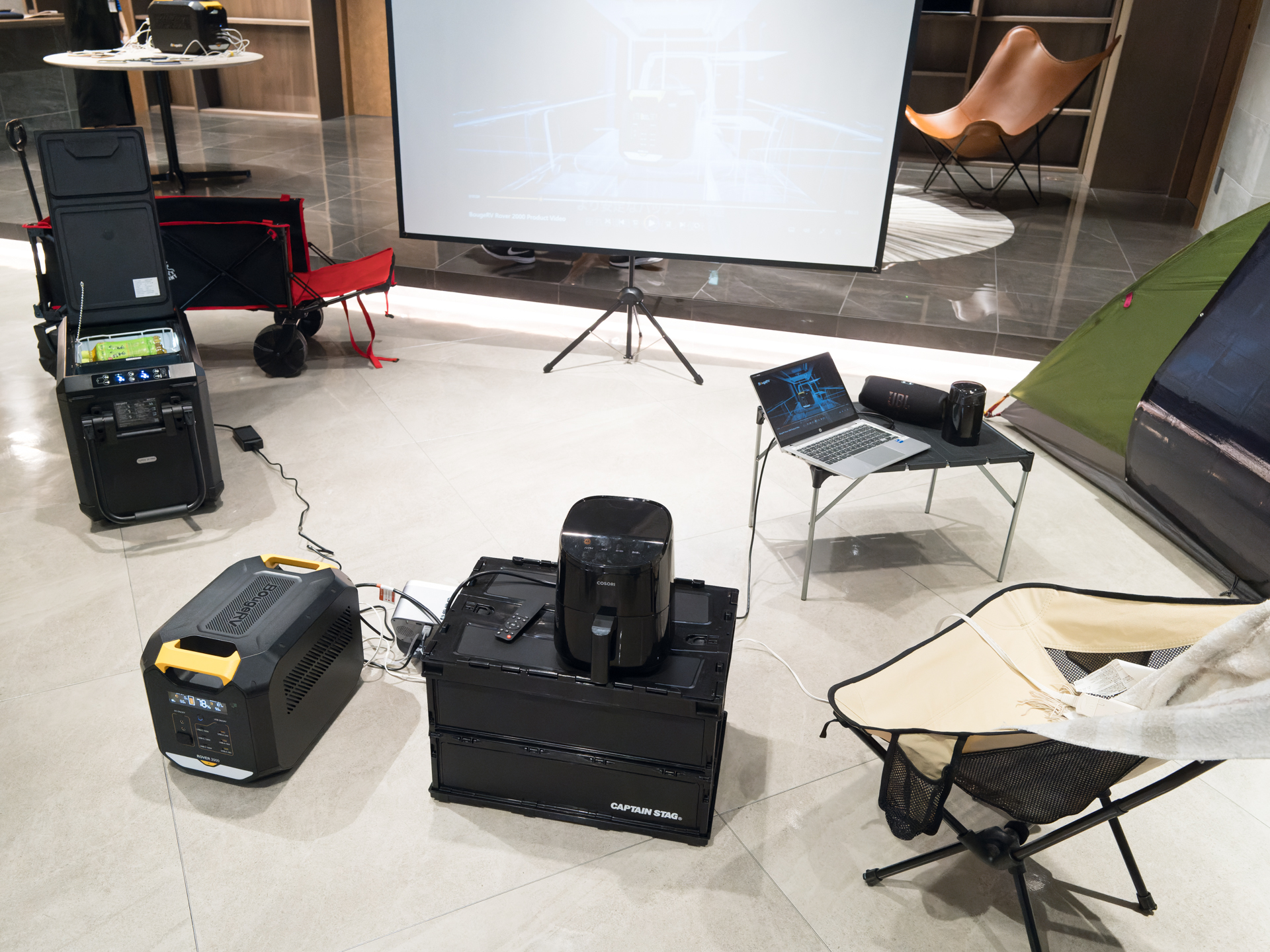 アウトドアでの利用イメージを用意。体験会参加者に、Rover 2000から電源を供給した調理器で作った料理や、ポータブル冷蔵庫で冷やしたドリンクを提供していた