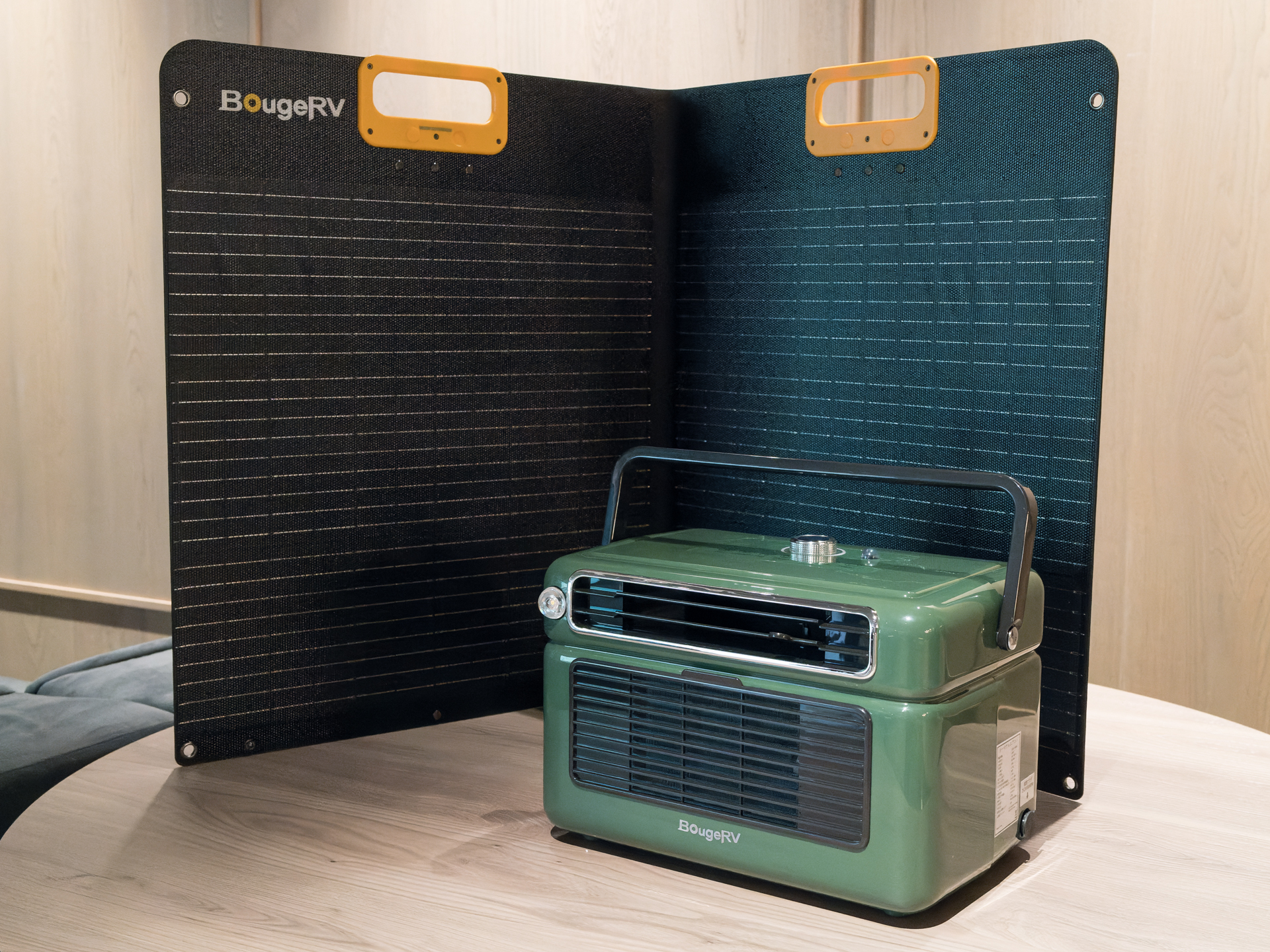 同社のポータブルエアコンとソーラーパネル