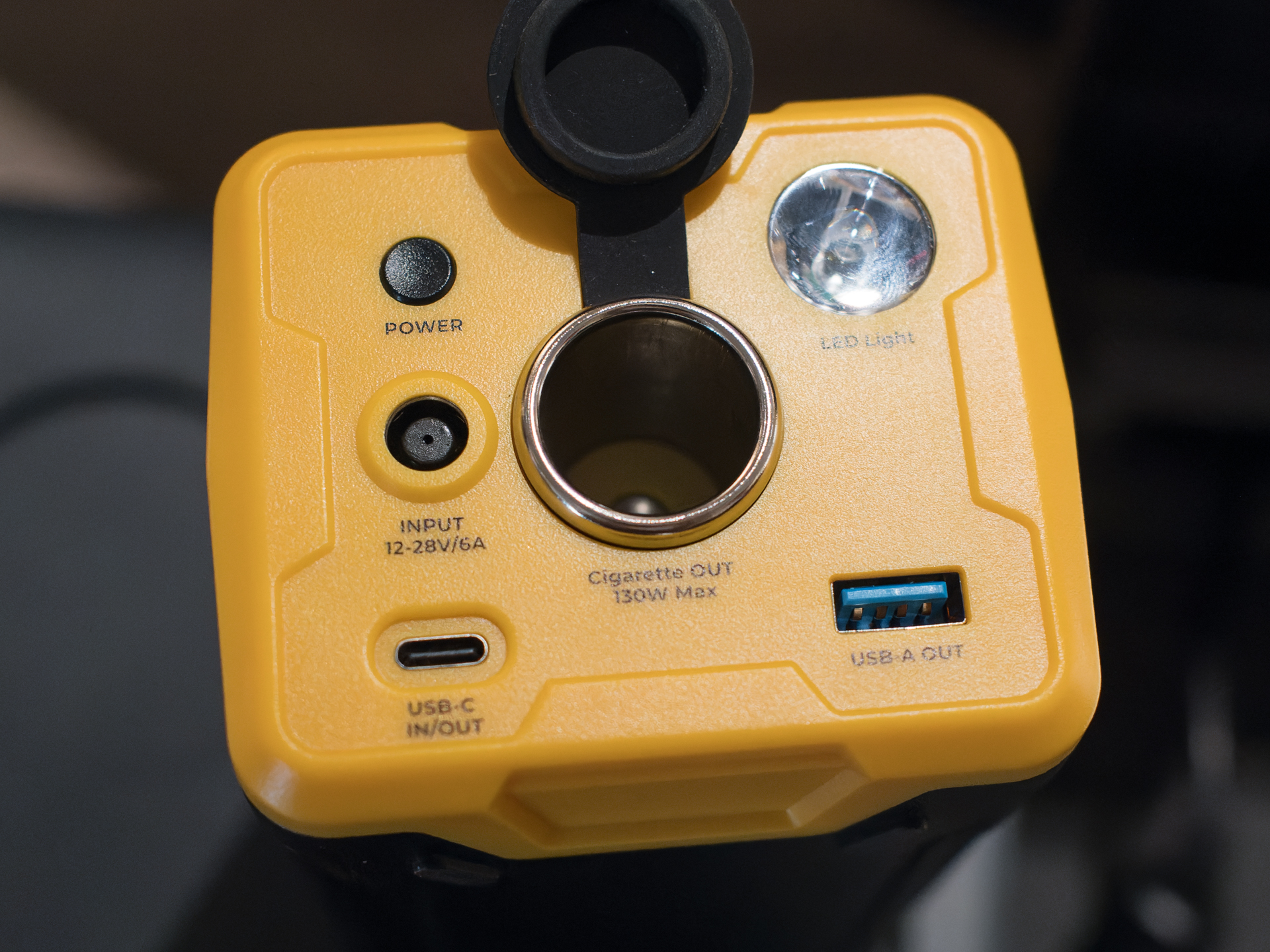 車載冷蔵庫バッテリーは、モバイルバッテリー的に使える出力端子やライトも装備