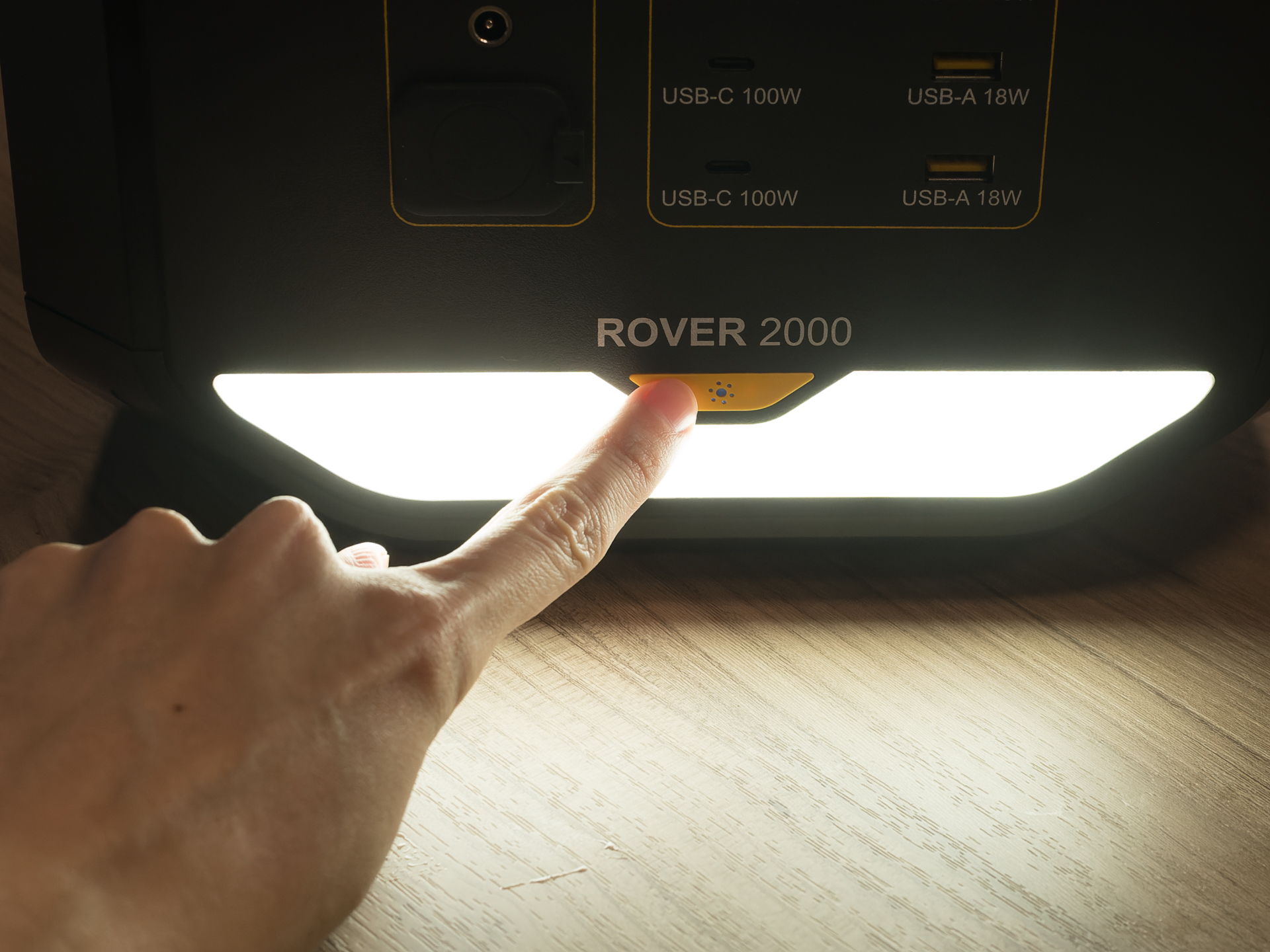 ポータブル電源本体に照明を内蔵。色温度が異なるモードや、点滅モードもある