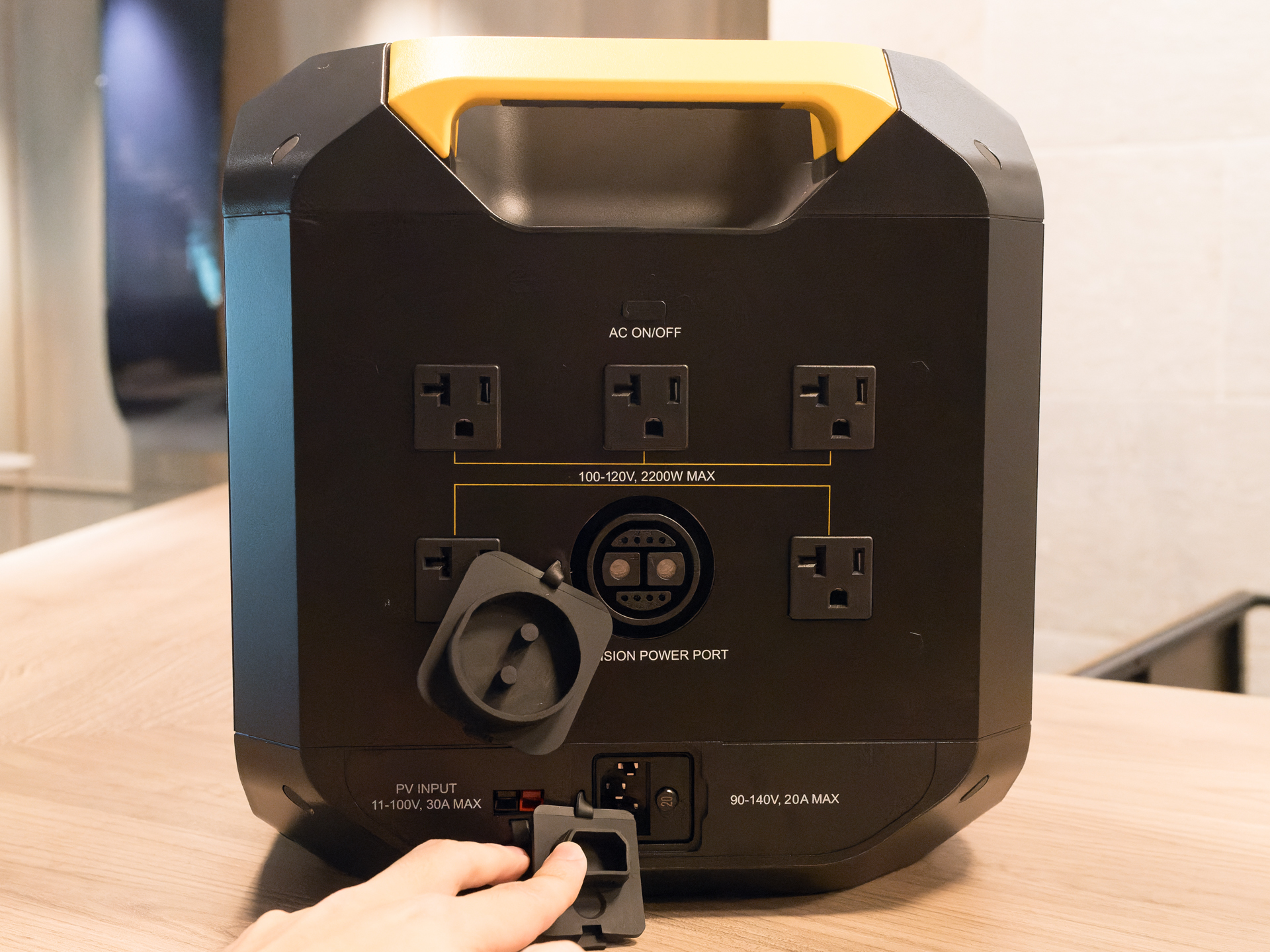 旅先などで多くの端末を同時に充電したい場合を想定し、出力端子を多めに用意しているという