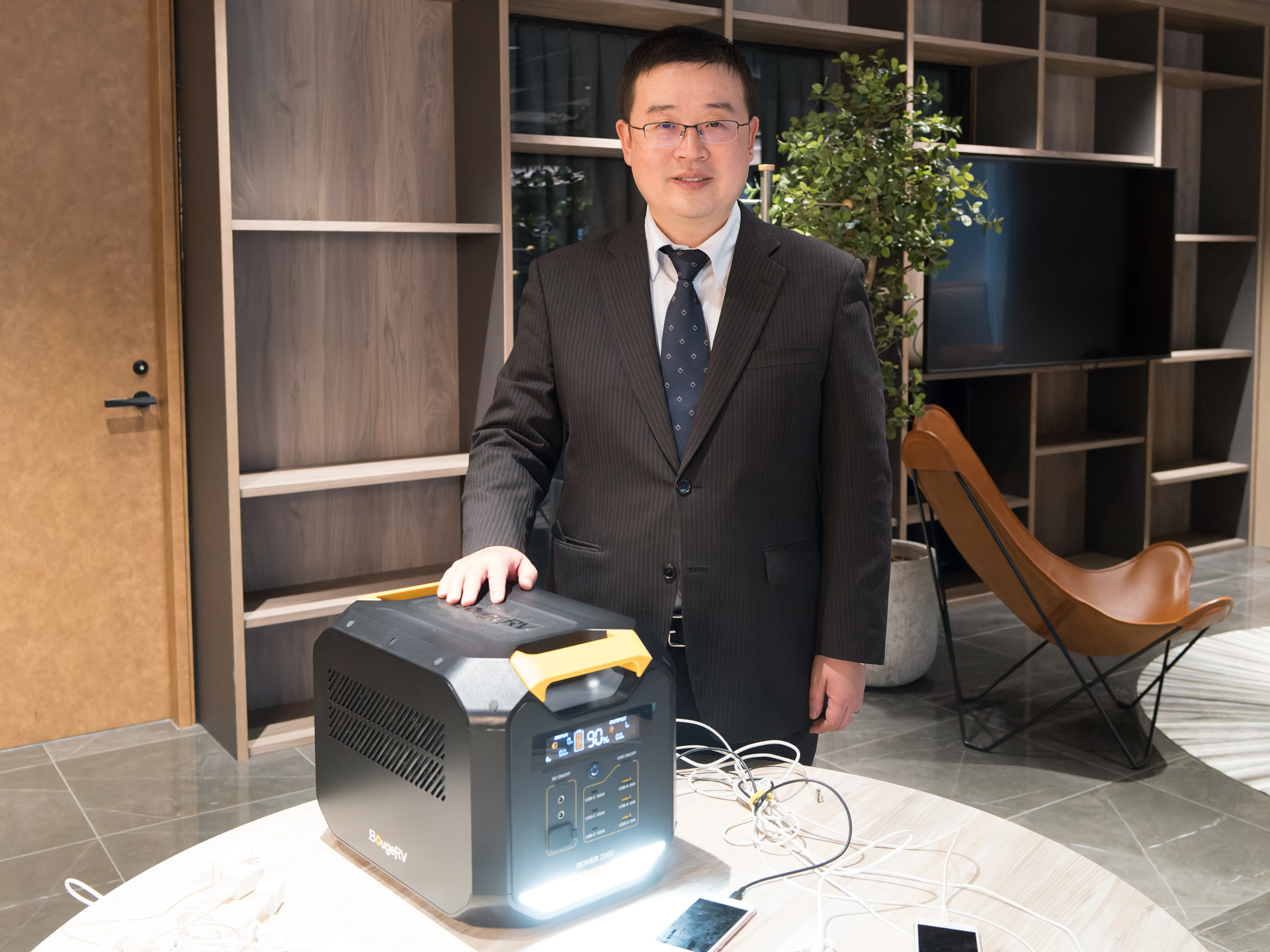 BougeRV Japan株式会社 取締役社長の王冲衡氏。新製品「Rover 2000」と