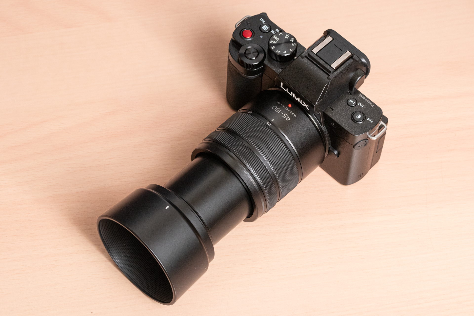 「LUMIX G VARIO 45-150mm / F4.0-5.6 ASPH. / MEGA O.I.S.」を装着したところ。フードも同梱
