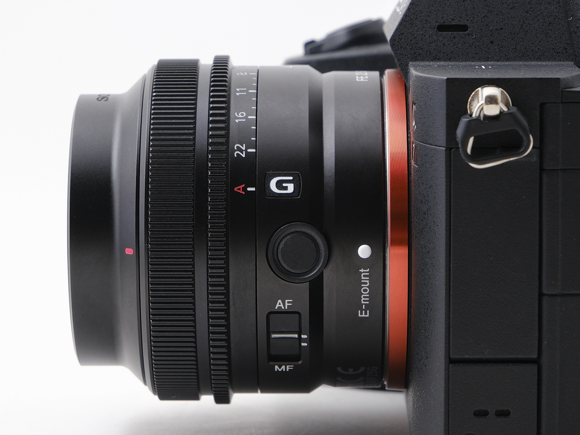 このサイズながら絞りリングやフォーカスホールボタンなどを装備