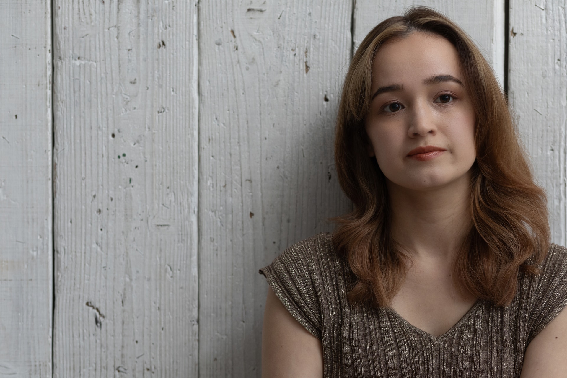 まずはストロボを使わずに。スタジオの室内だが、窓からの柔らかい光が綺麗なシチュエーション