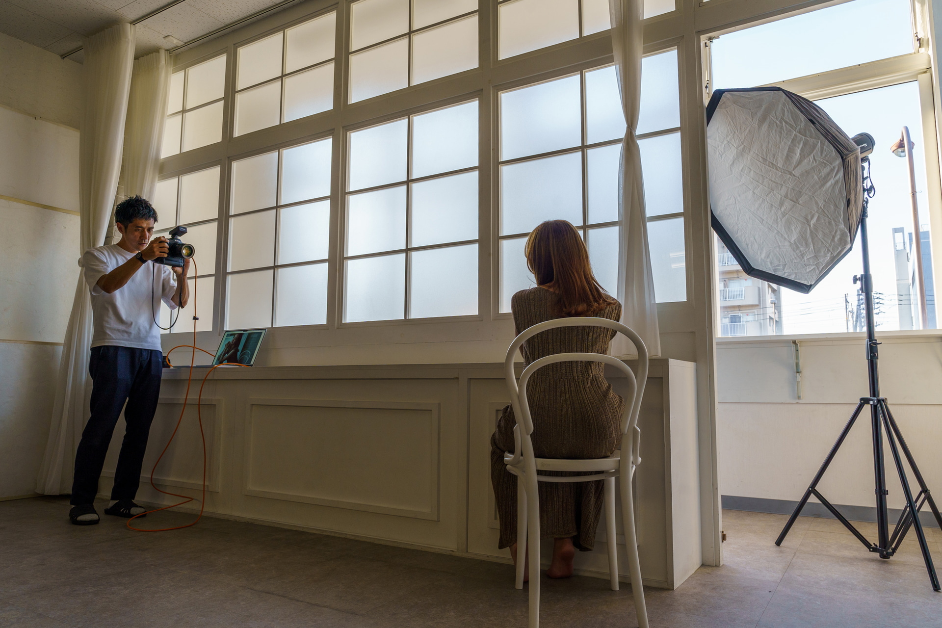 ストロボの光と自然の光。その向きを揃えることが自然さにつながる