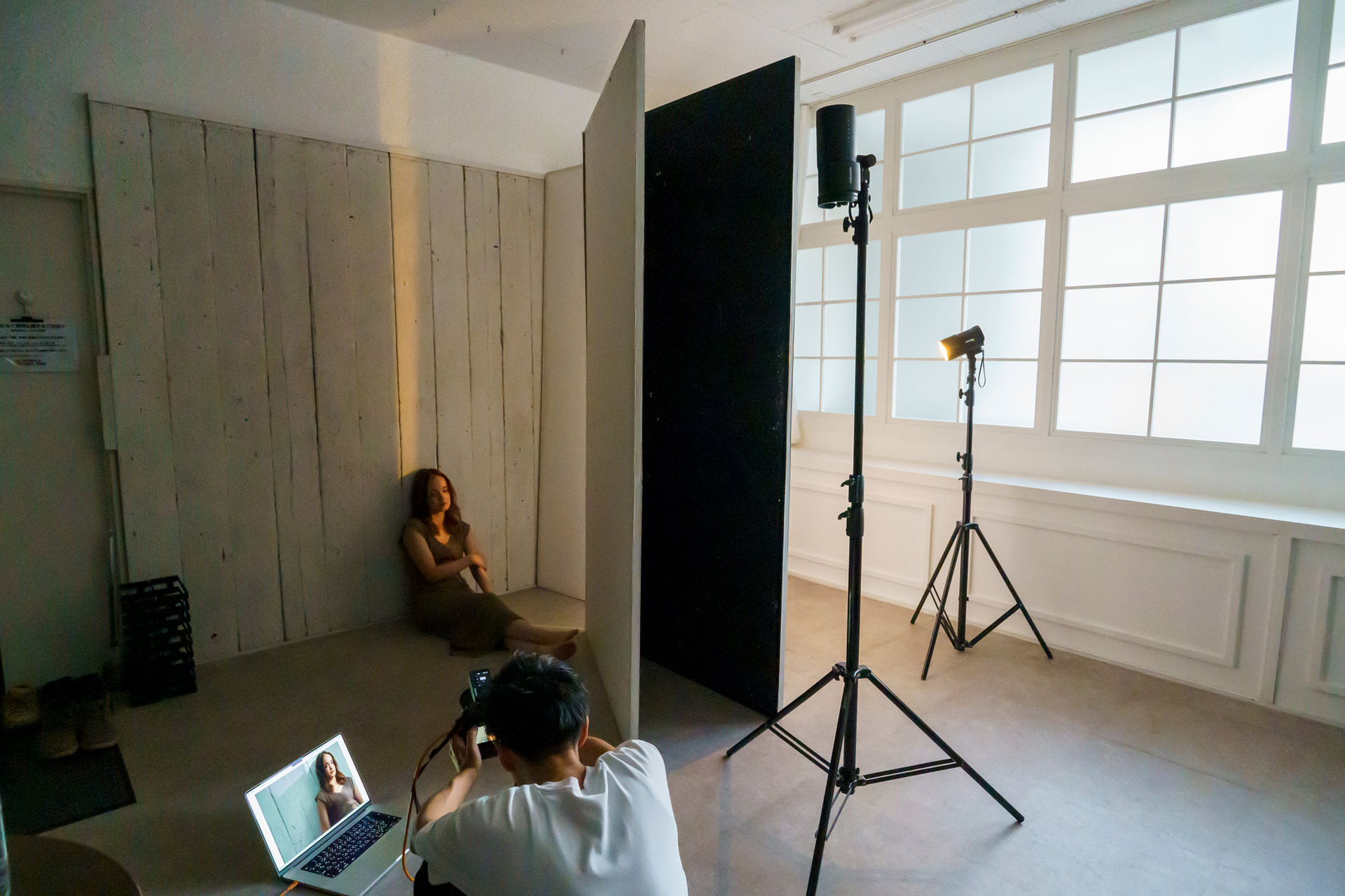 モデリングライトの光量が、従来モデルから30パーセントアップしているB10Xシリーズ。このような撮影ではモデリングライトの明るさアップは特にうれしいポイント。バーンドアは外しているので、帯状の光が天井部分まで素直に伸びているのがわかる