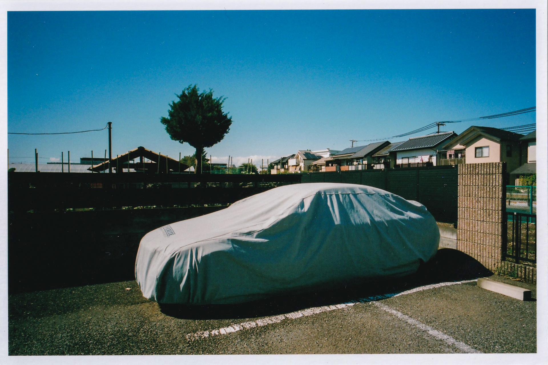 露光時に絞りが連動しますから一瞬視野が少し暗くなるのが楽しいですね<br>EOS RT／EF20mm F2.8 USM／絞り優先AE（F11・1/500秒）／フジカラーSUPERIA X-TRA 400