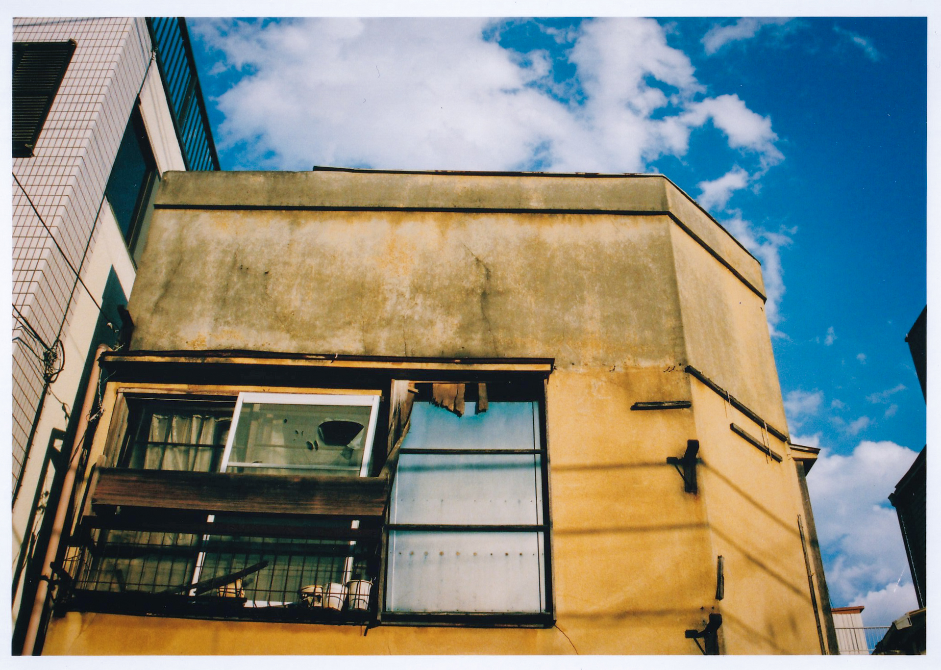 少々濁ったような再現をするのは、ペリクルミラーのヤレか、それともレンズの色づきか。午後の光によるものか。でも完全に補正しちゃうのもつまらないのでデフォルトに近いものを選びました<br>キヤノンペリックスQL／FL50mm F1.4 II／マニュアル露出（F8・1/500秒）／フジカラー SUPERIA X-TRA 400