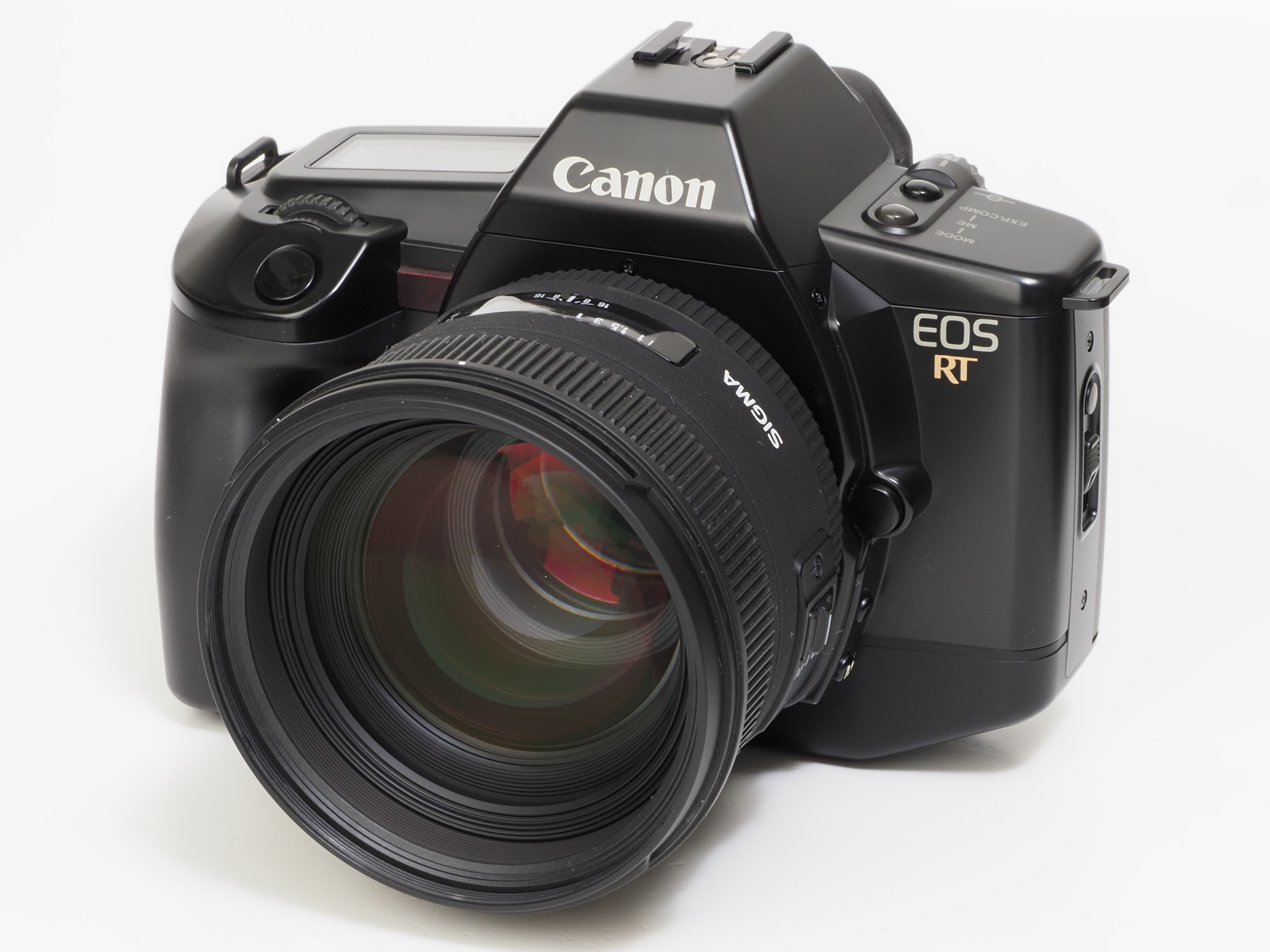 名機EOS630をベースにしたペリクルミラー採用のAF一眼レフカメラであります。軽量とまでは言いませんが、使いやすさとしては抜群であります。ただ、少々プラスチッキーではあります