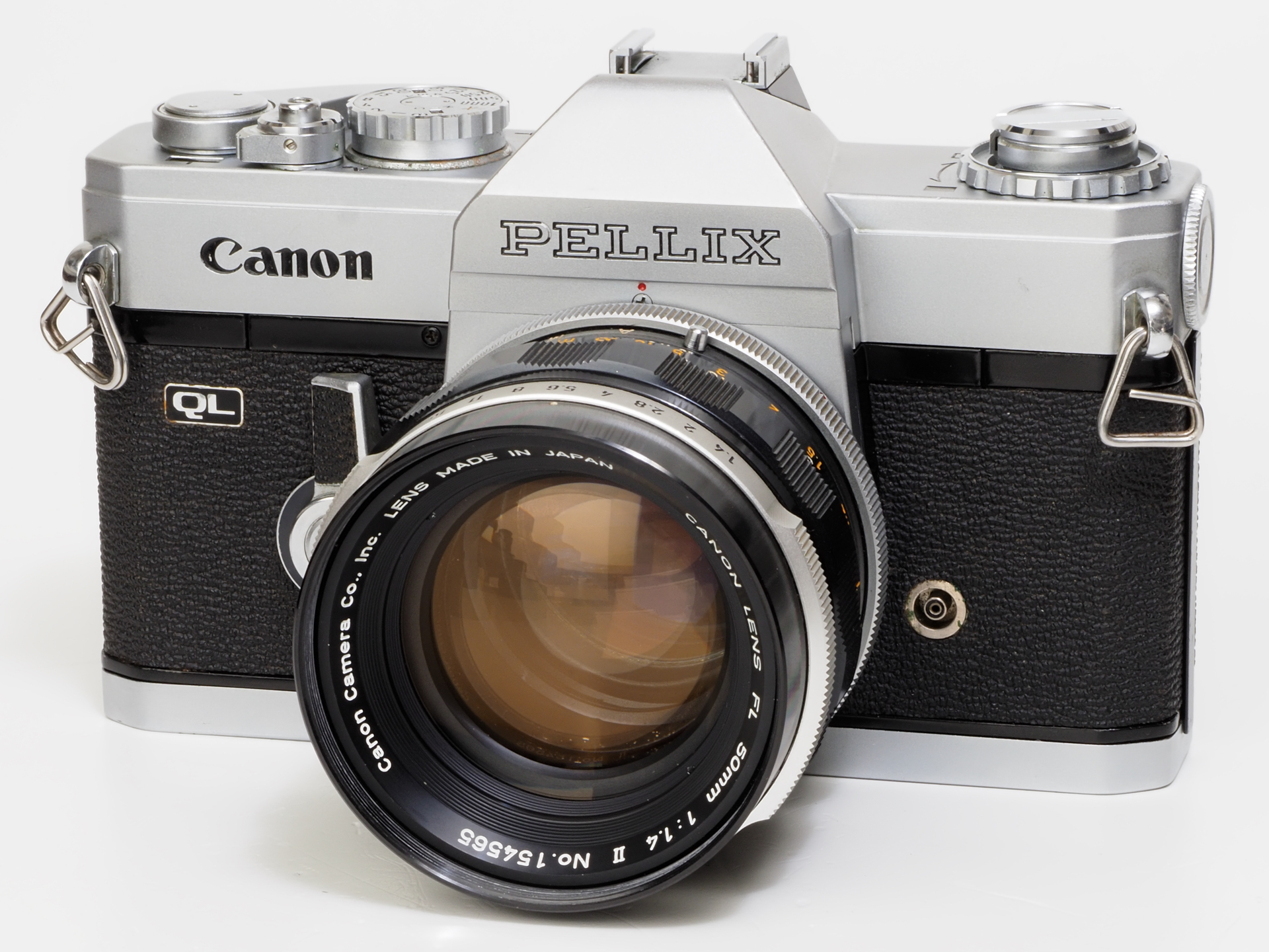 ミラーの昇降機構はないのに、そこそこ重たく立派な作りです。ファインダーはさすがに暗いですね、この頃のスクリーン技術では限界なんでしょう。明るいF値のレンズが欲しくなるような作戦だったのかも