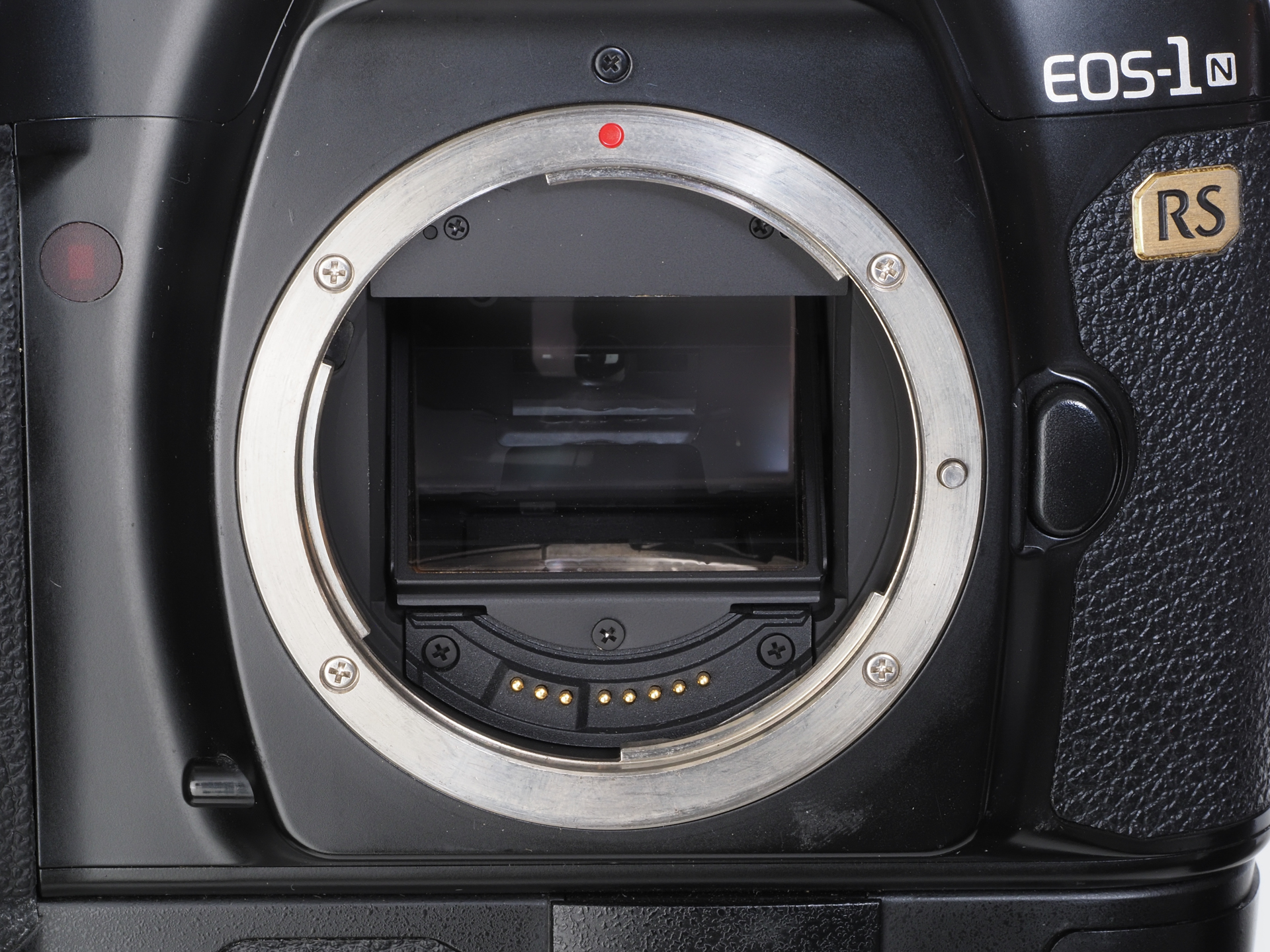 ミラー前面からみるとうっすらとサブミラーの存在がわかります。AFセンサーに光を送ろうというわけです。シャッターボタン半押しで直前に待避します