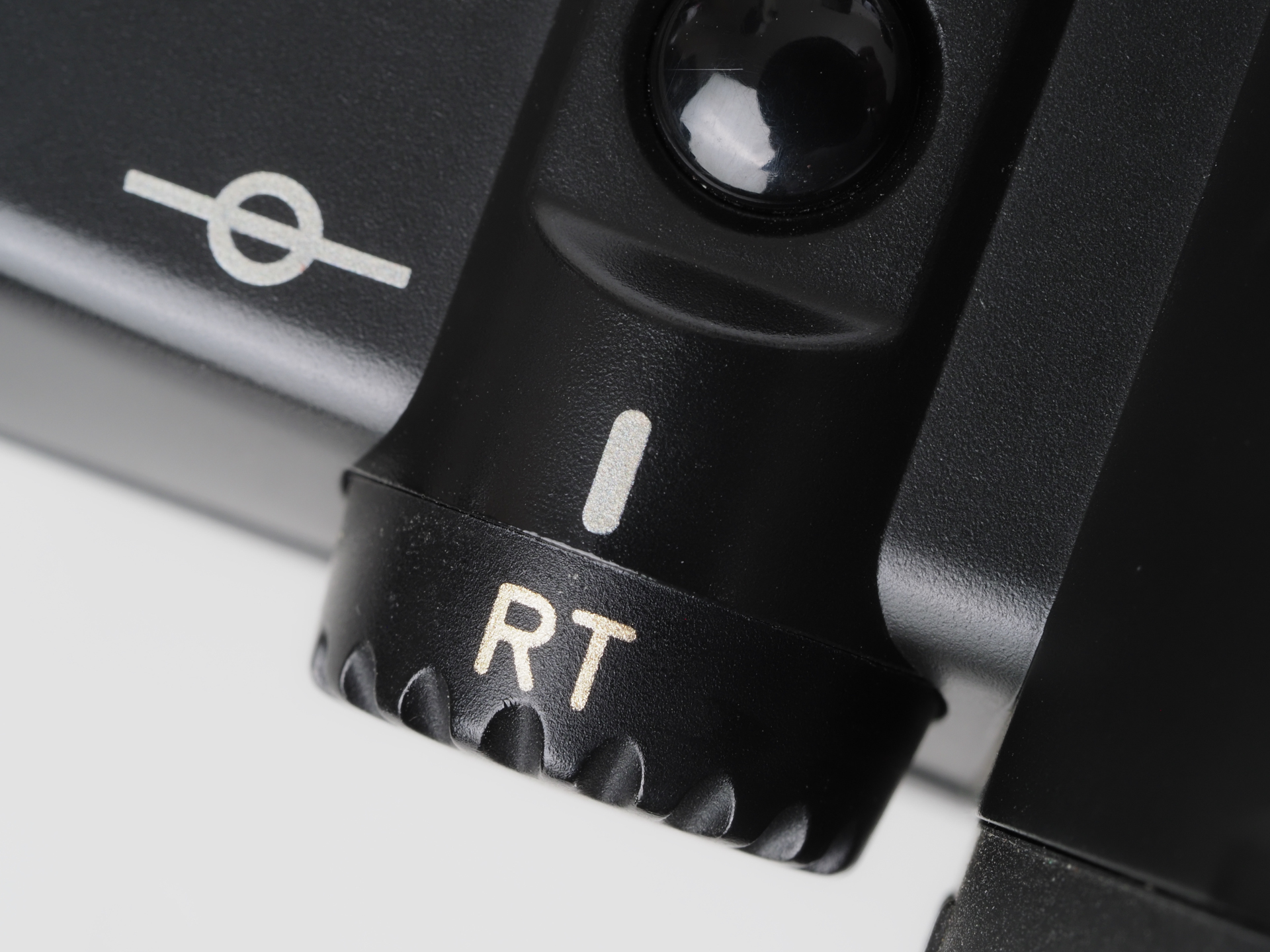 メインスイッチのダイヤルにRTモードがあります。あくまでもワンショットAFで狙うぜという人にはタイムラグなしの撮影ができます。AIサーボが使えないのでAF追従の動体撮影をするには通常のモードを使う必要はありますが、それでもファインダー見ていると楽しいものです