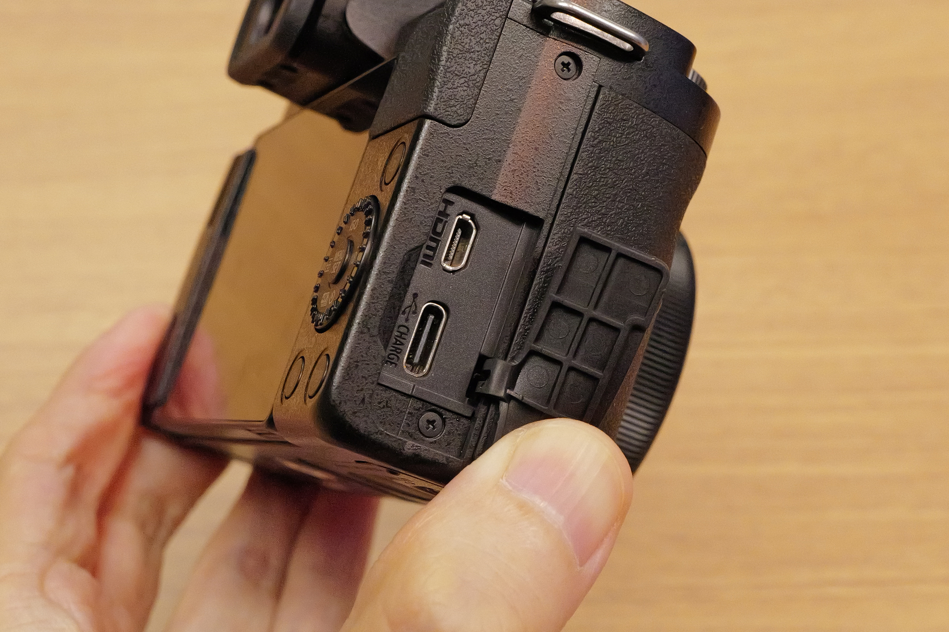 通信・充電用端子はUSB Type-Cに変更