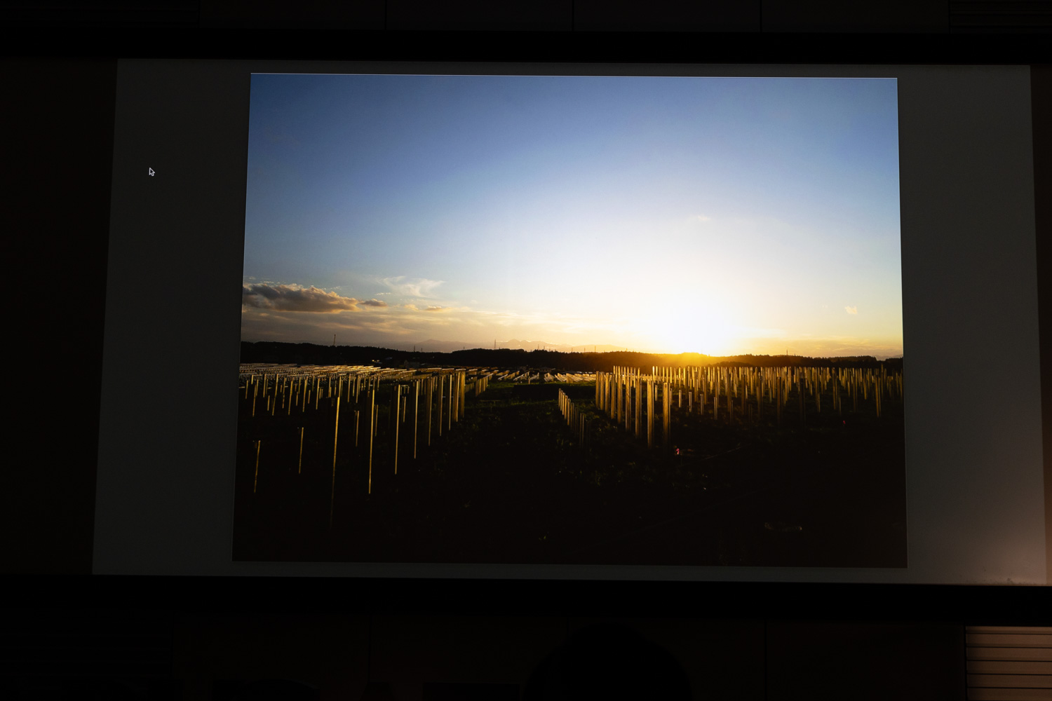 逸見氏の地元、青森県三沢市に作られた太陽光発電所のパネルを支える支柱