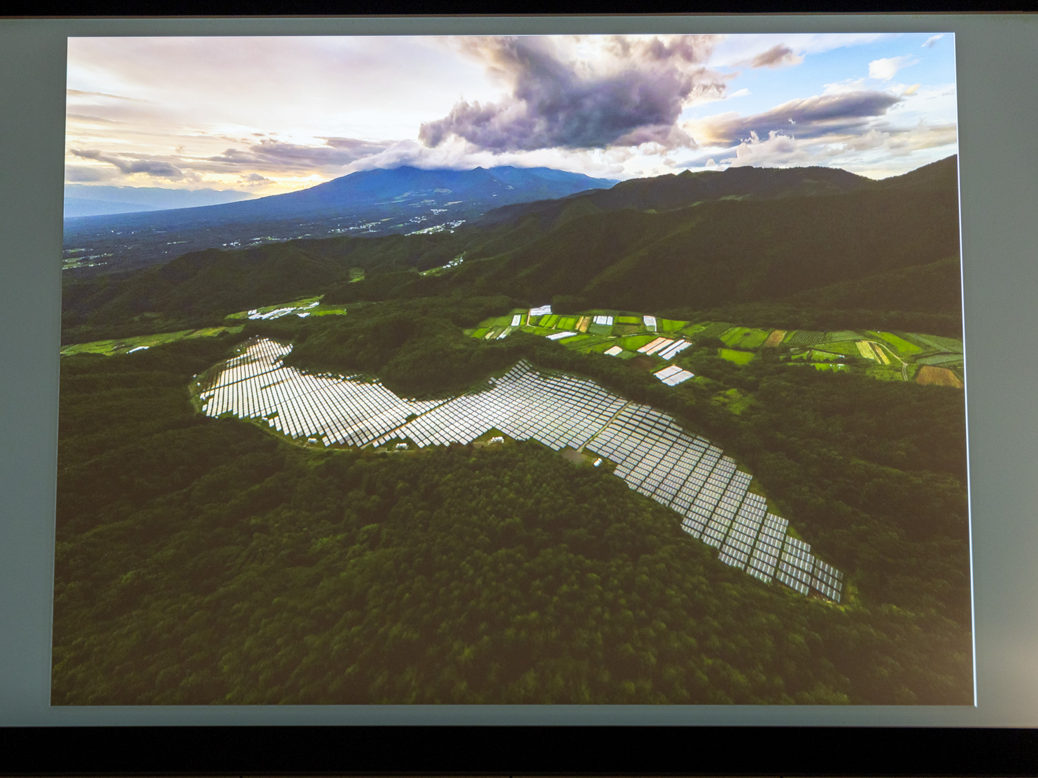 太陽光パネルと人々の共棲のために太陽光パネルを美しく撮影した景観写真