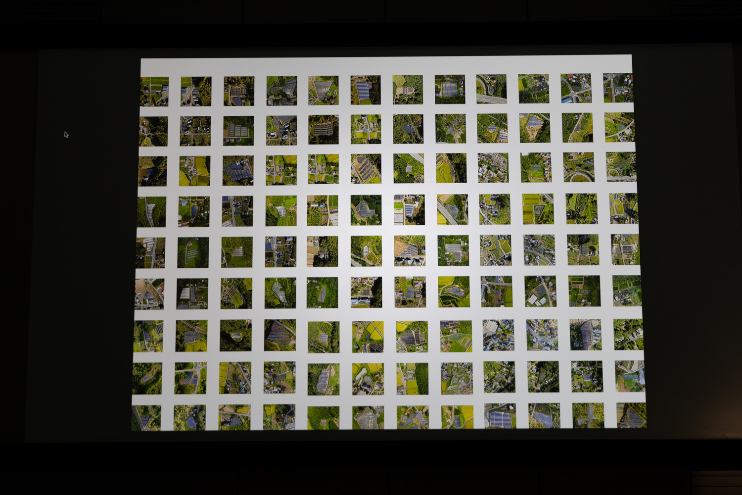 作品の舞台とした山梨県北杜市には、約2,000基の太陽光パネルが設置されているという