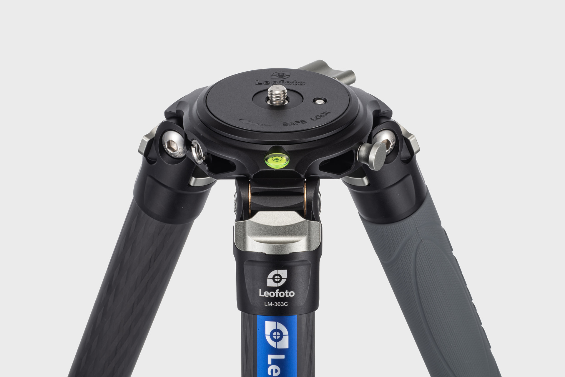 LM-363Cはベース部をカスタマイズできる三脚で、フラットタイプやハーフボールタイプの雲台を装着できることはもちろん、ギア式センターポールなども組み合わせられるフレキシブルな構造が魅力だ