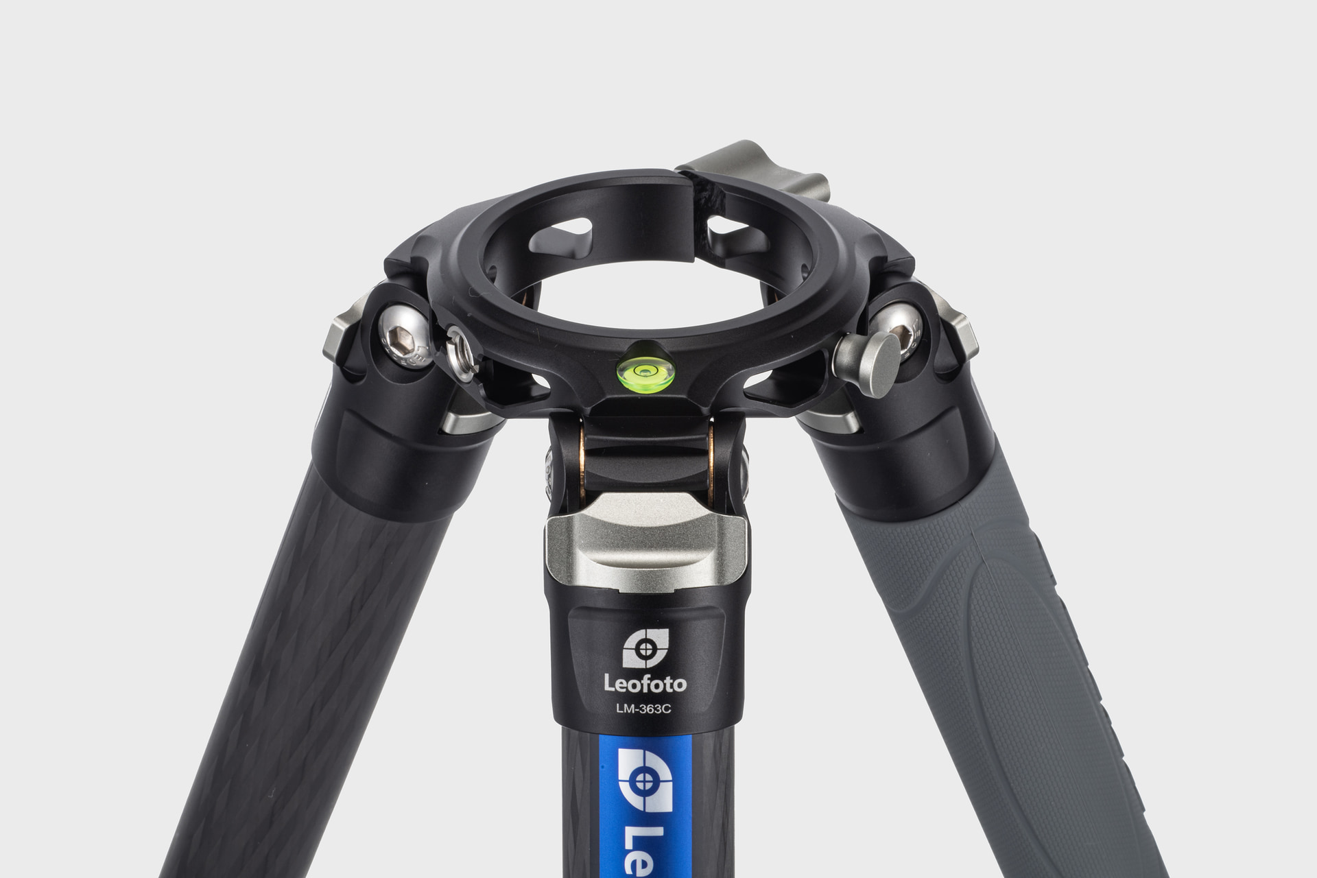 LM-363Cはベース部をカスタマイズできる三脚で、フラットタイプやハーフボールタイプの雲台を装着できることはもちろん、ギア式センターポールなども組み合わせられるフレキシブルな構造が魅力だ