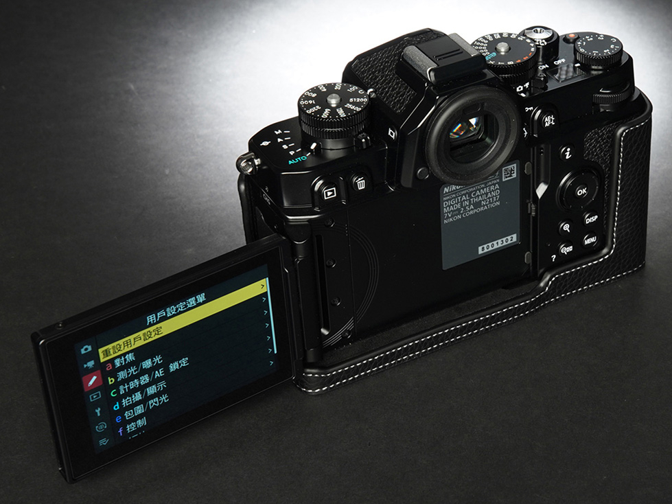 背面モニターの可動に対応