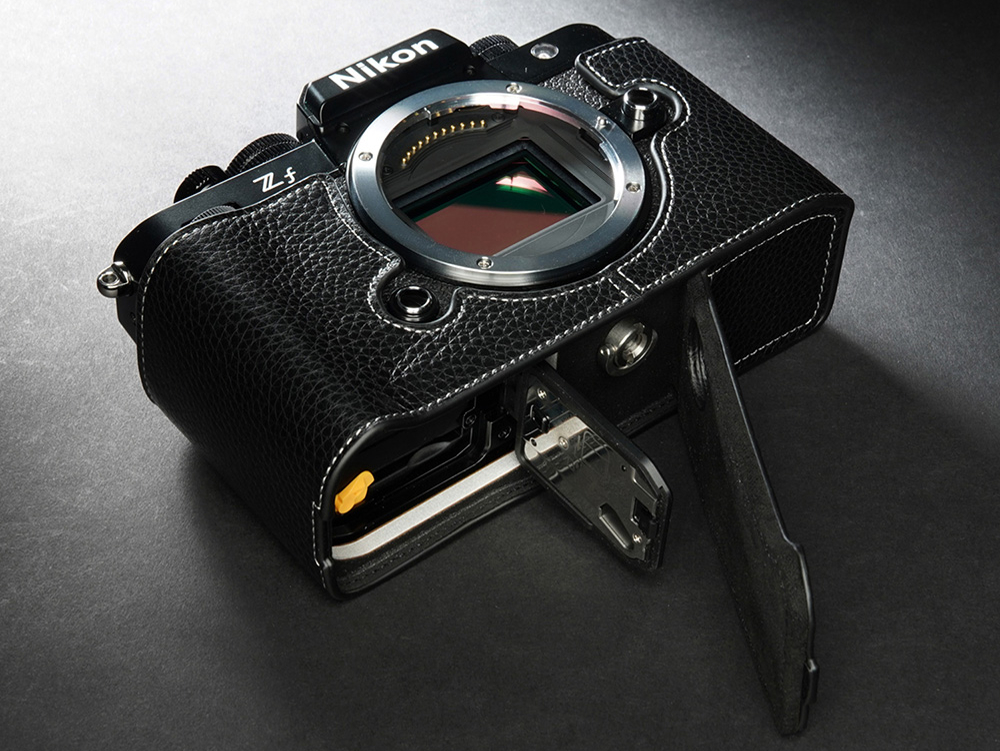 ケースを外すこと無く、バッテリーやメモリーカードの交換が可能