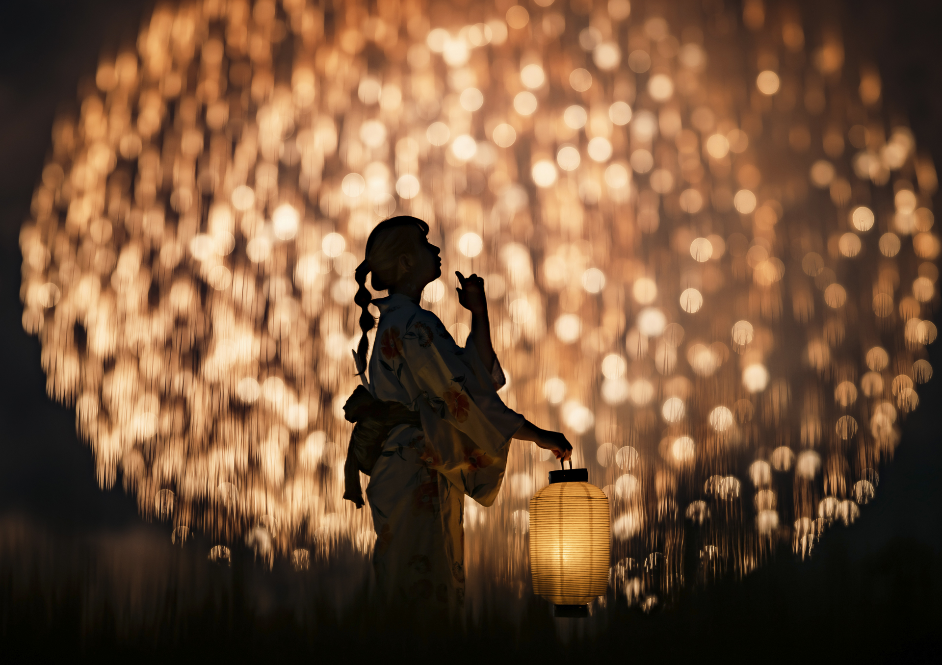 シャッタースピードが1/4秒で、風もなく花火の上がる位置と上がった花火の種類がタイミングよく重なり、背景のボケが美しく散らばっている。それぞれ少しずつ違うボケの輝度差が美しい<br><span class="fnt-85">Z 7 II／NIKKOR Z 135mm f/1.8 S Plena／マニュアル露出（1/4秒、F1.8）／ISO 64</span>